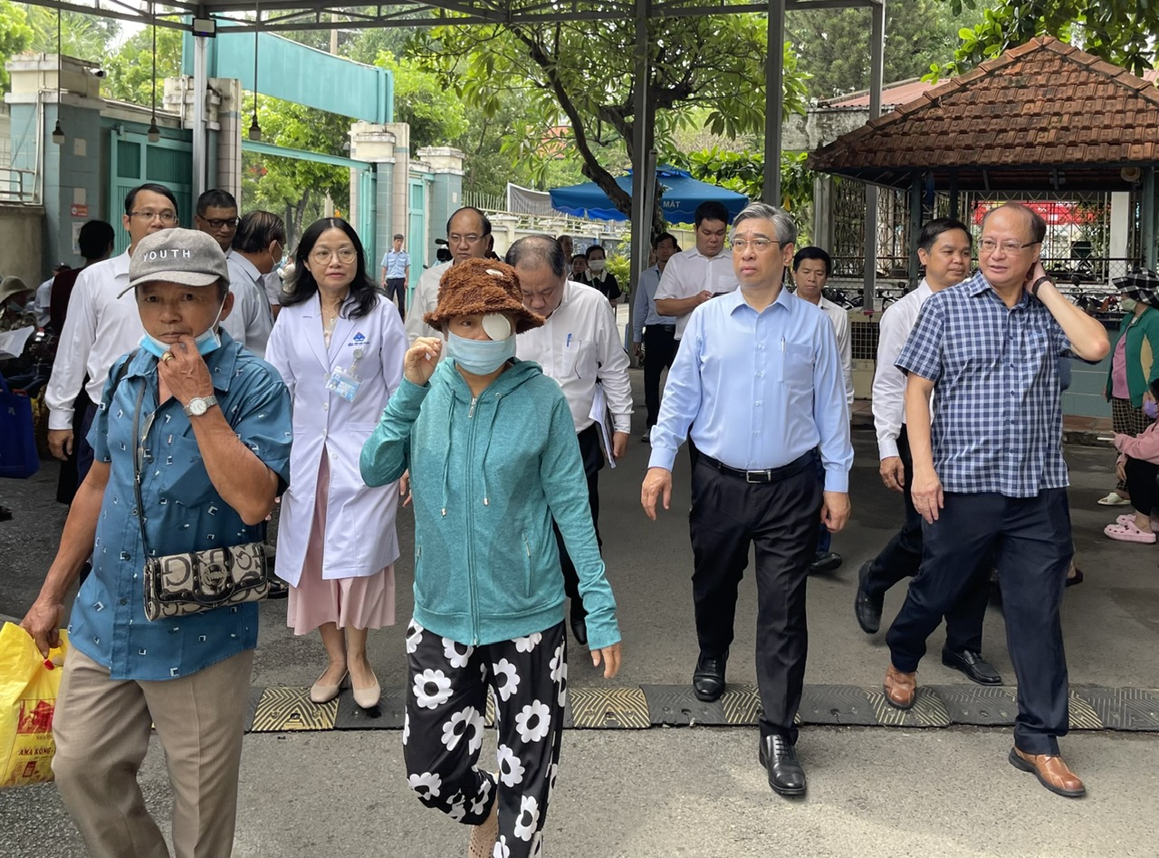 TP.HCM tìm thêm đất công dôi dư để giảm quá tải bệnh viện - Ảnh 2.