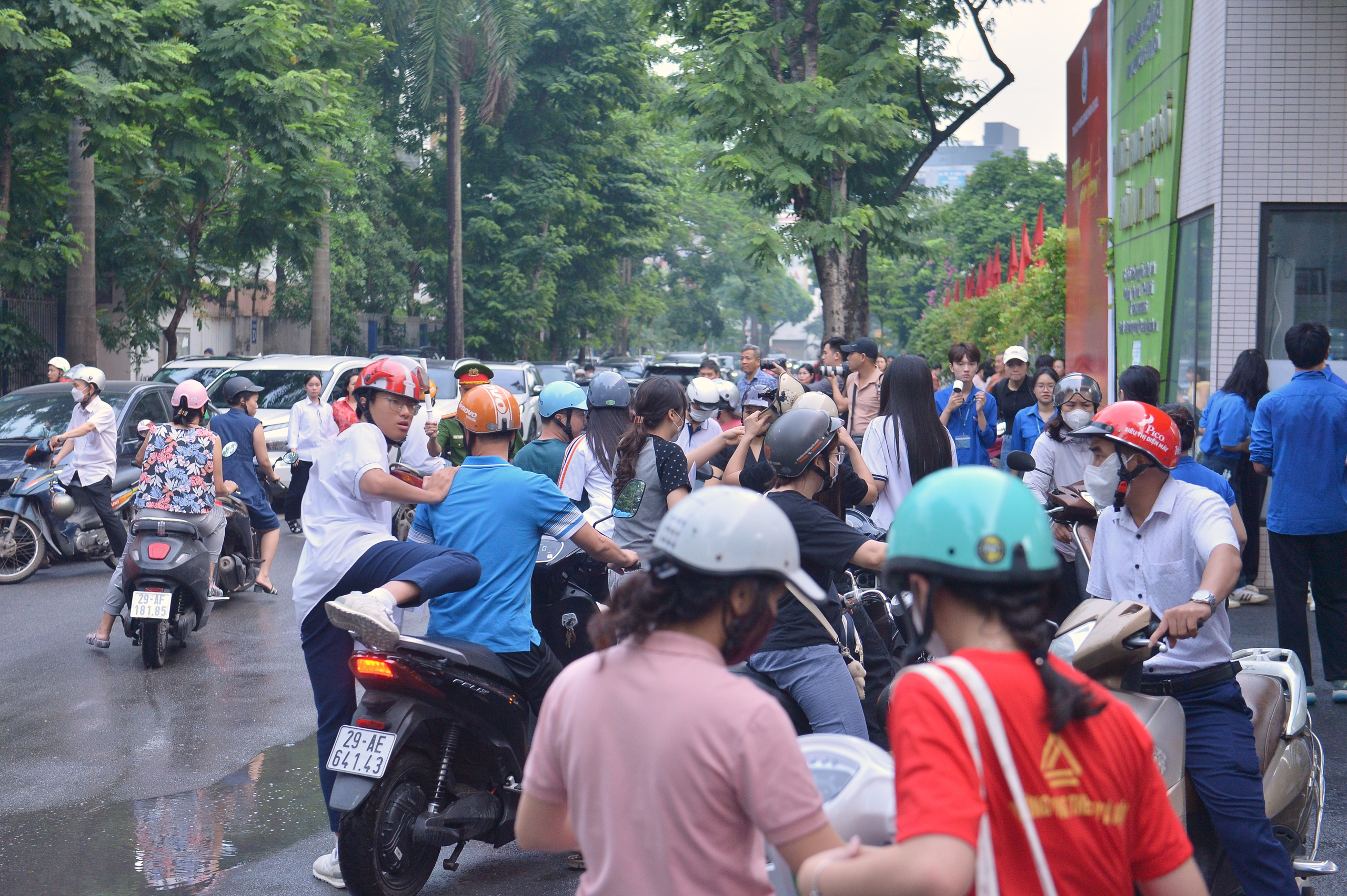 Nữ sinh Hà Nội ngồi xe lăn vào phòng thi tốt nghiệp THPT- Ảnh 1. Nữ sinh Hà Nội ngồi xe lăn vào phòng thi tốt nghiệp THPT- Ảnh 1.