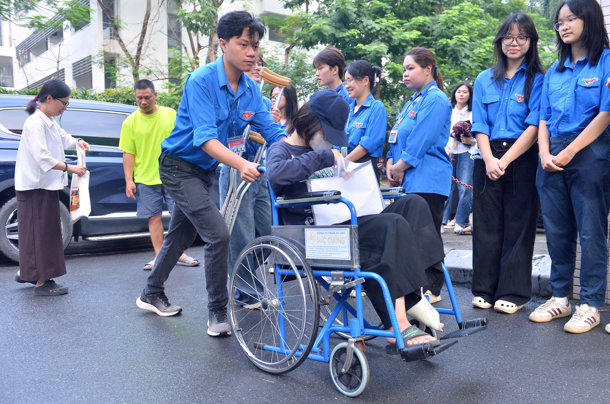 Nữ sinh Hà Nội ngồi xe lăn vào phòng thi tốt nghiệp THPT- Ảnh 3. Nữ sinh Hà Nội ngồi xe lăn vào phòng thi tốt nghiệp THPT- Ảnh 3.