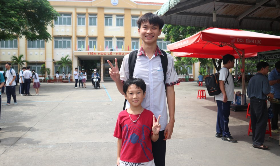 Thi xong tốt nghiệp THPT, nam sinh lao ra cổng làm cú 'siu' như Ronaldo - Ảnh 8. Thi xong tốt nghiệp THPT, nam sinh lao ra cổng làm cú 'siu' như Ronaldo - Ảnh 7.