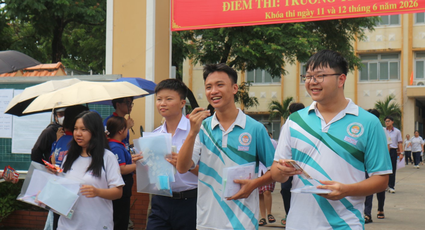 Thi xong tốt nghiệp THPT, nam sinh lao ra cổng làm cú 'siu' như Ronaldo - Ảnh 1. Thi xong tốt nghiệp THPT, nam sinh lao ra cổng làm cú 'siu' như Ronaldo - Ảnh 1.