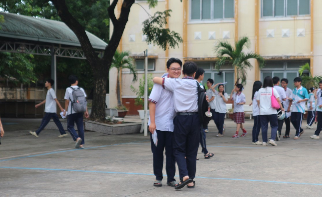 Thi xong tốt nghiệp THPT, nam sinh lao ra cổng làm cú 'siu' như Ronaldo - Ảnh 7. Thi xong tốt nghiệp THPT, nam sinh lao ra cổng làm cú 'siu' như Ronaldo - Ảnh 7.