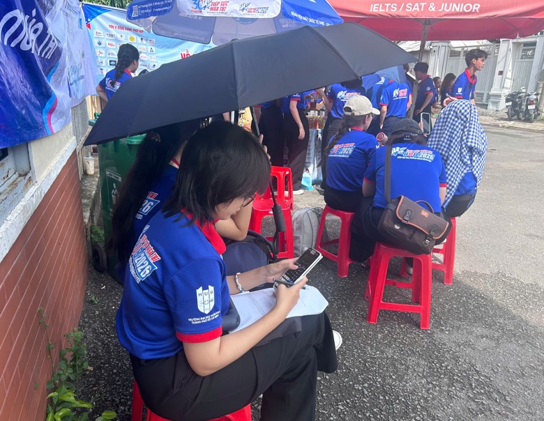 Vừa tiếp sức m&ugrave;a thi cho th&iacute; sinh, vừa chạy đua với kỳ thi của m&igrave;nh - Ảnh 1.