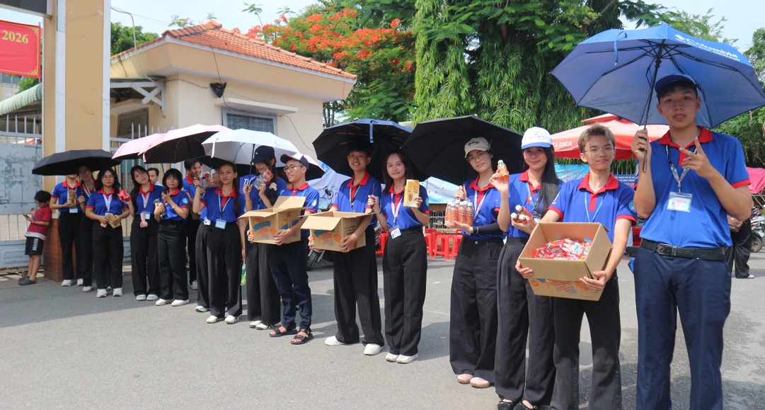 Vừa tiếp sức m&ugrave;a thi cho th&iacute; sinh, vừa chạy đua với kỳ thi của m&igrave;nh - Ảnh 3.