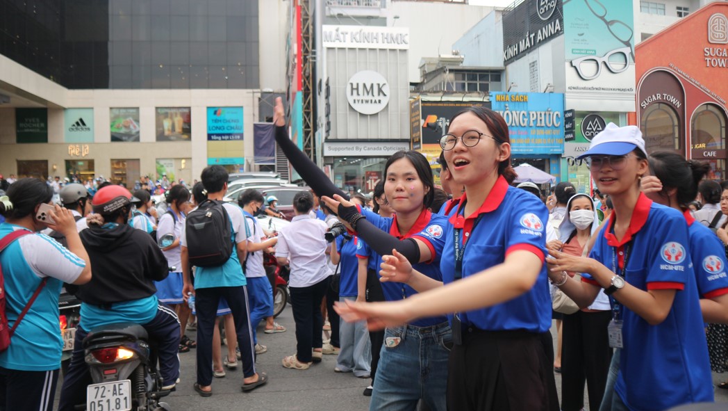 Vừa tiếp sức m&ugrave;a thi cho th&iacute; sinh, vừa chạy đua với kỳ thi của m&igrave;nh - Ảnh 5.