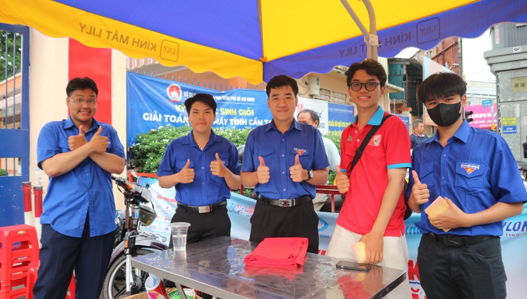 Vừa tiếp sức m&ugrave;a thi cho th&iacute; sinh, vừa chạy đua với kỳ thi của m&igrave;nh - Ảnh 6.