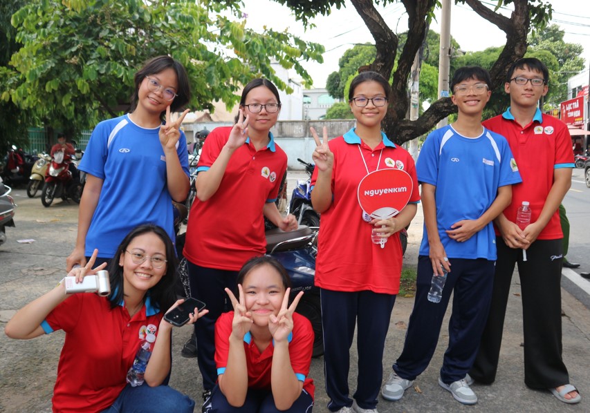 Vừa tiếp sức m&ugrave;a thi cho th&iacute; sinh, vừa chạy đua với kỳ thi của m&igrave;nh - Ảnh 7.