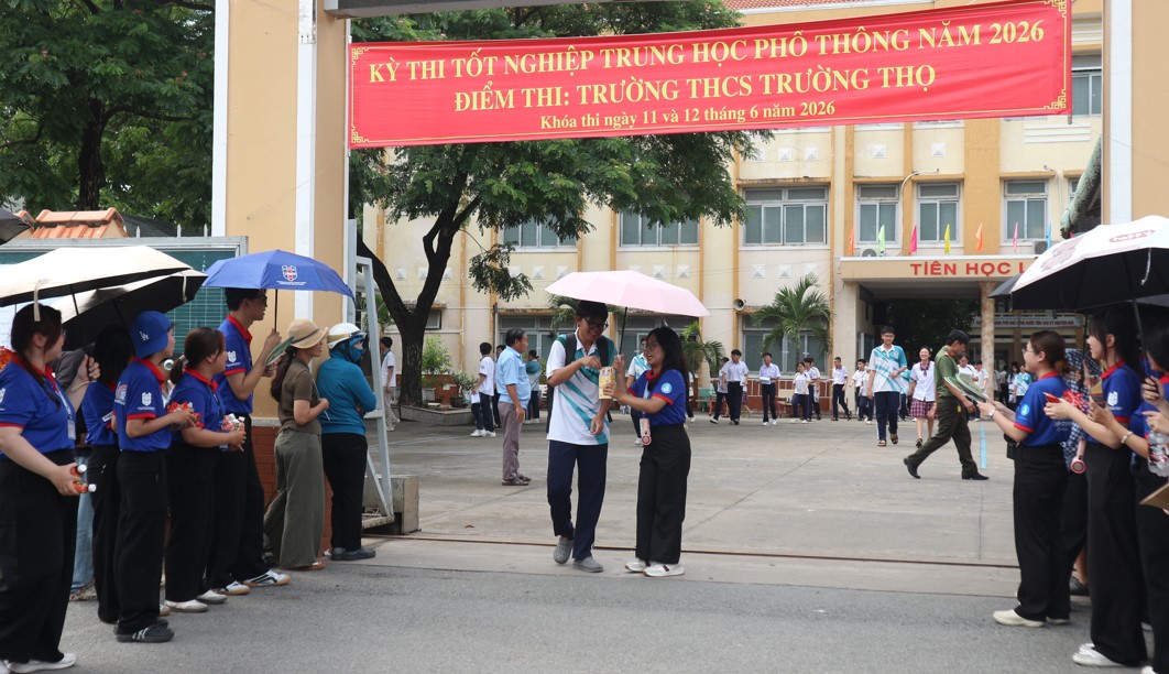 Vừa tiếp sức m&ugrave;a thi cho th&iacute; sinh, vừa chạy đua với kỳ thi của m&igrave;nh - Ảnh 4.