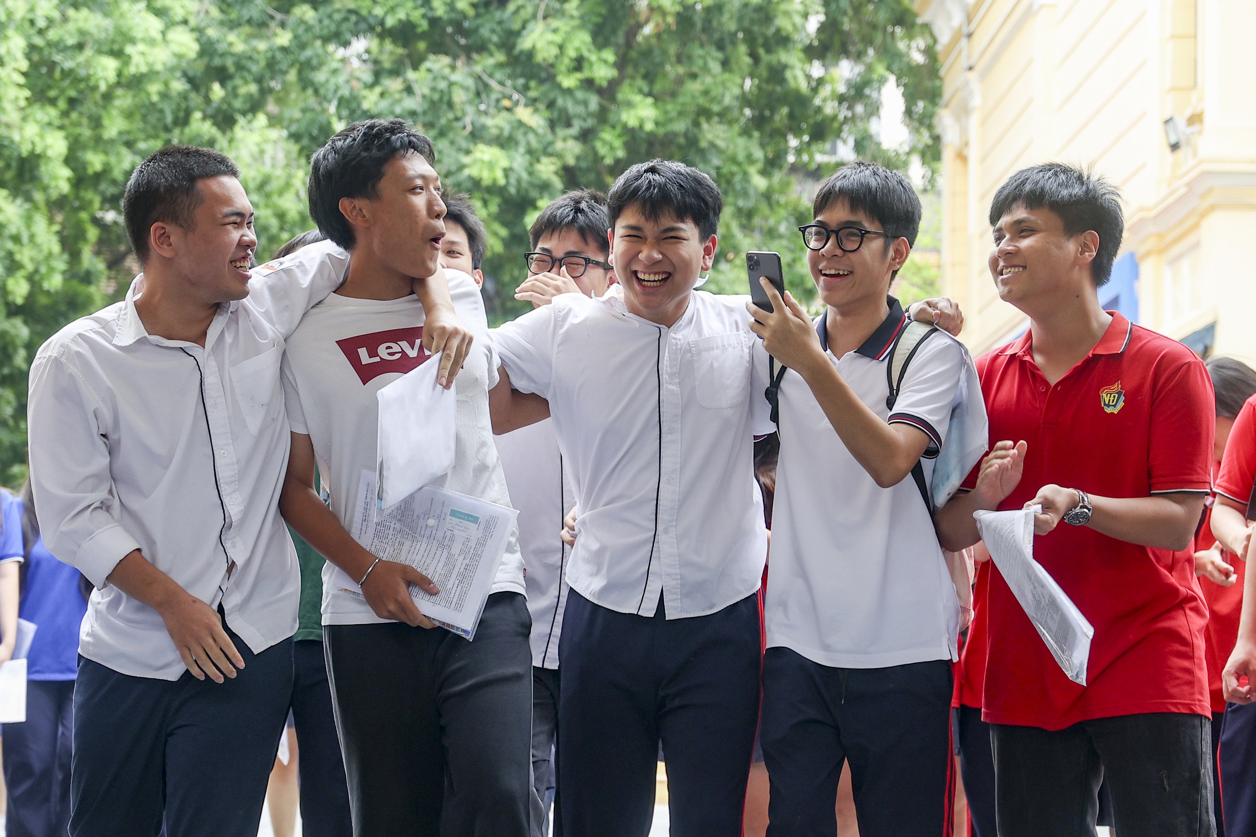 Sĩ tử vỡ òa đón sinh nhật ngay khi kết thúc kỳ thi tốt nghiệp THPT - Ảnh 2.