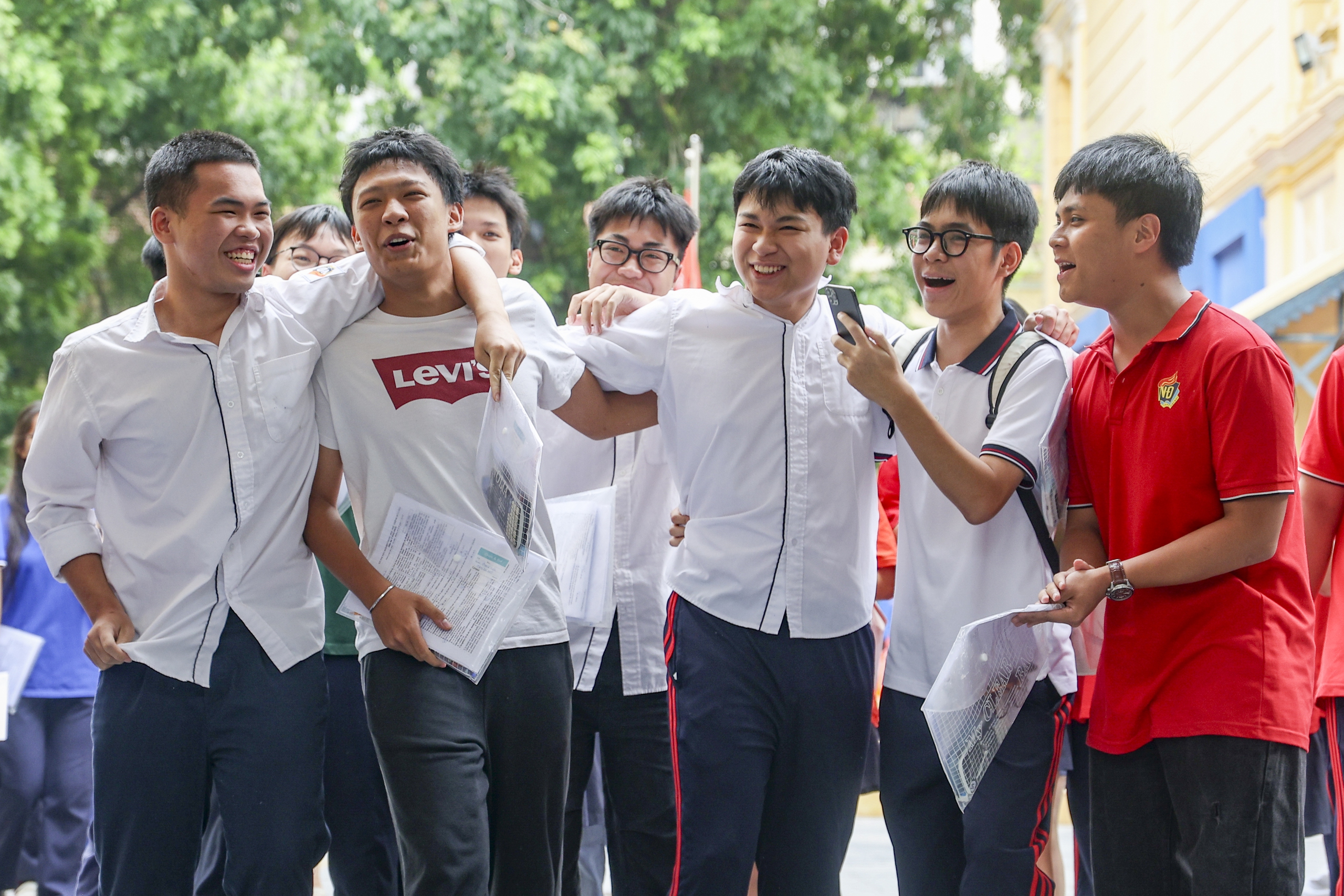 Sĩ tử vỡ òa đón sinh nhật ngay khi kết thúc kỳ thi tốt nghiệp THPT - Ảnh 3.