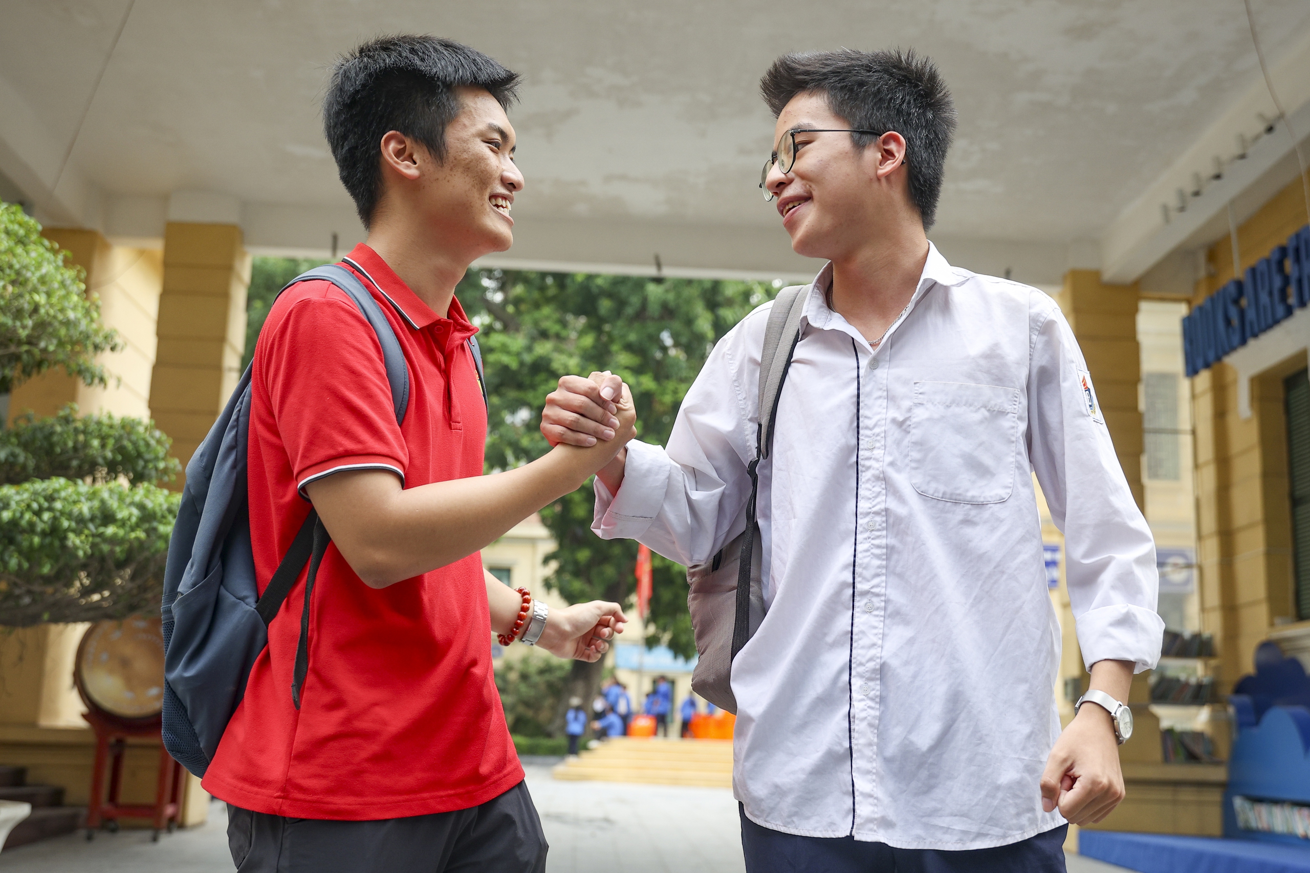 Sĩ tử vỡ òa đón sinh nhật ngay khi kết thúc kỳ thi tốt nghiệp THPT - Ảnh 11.