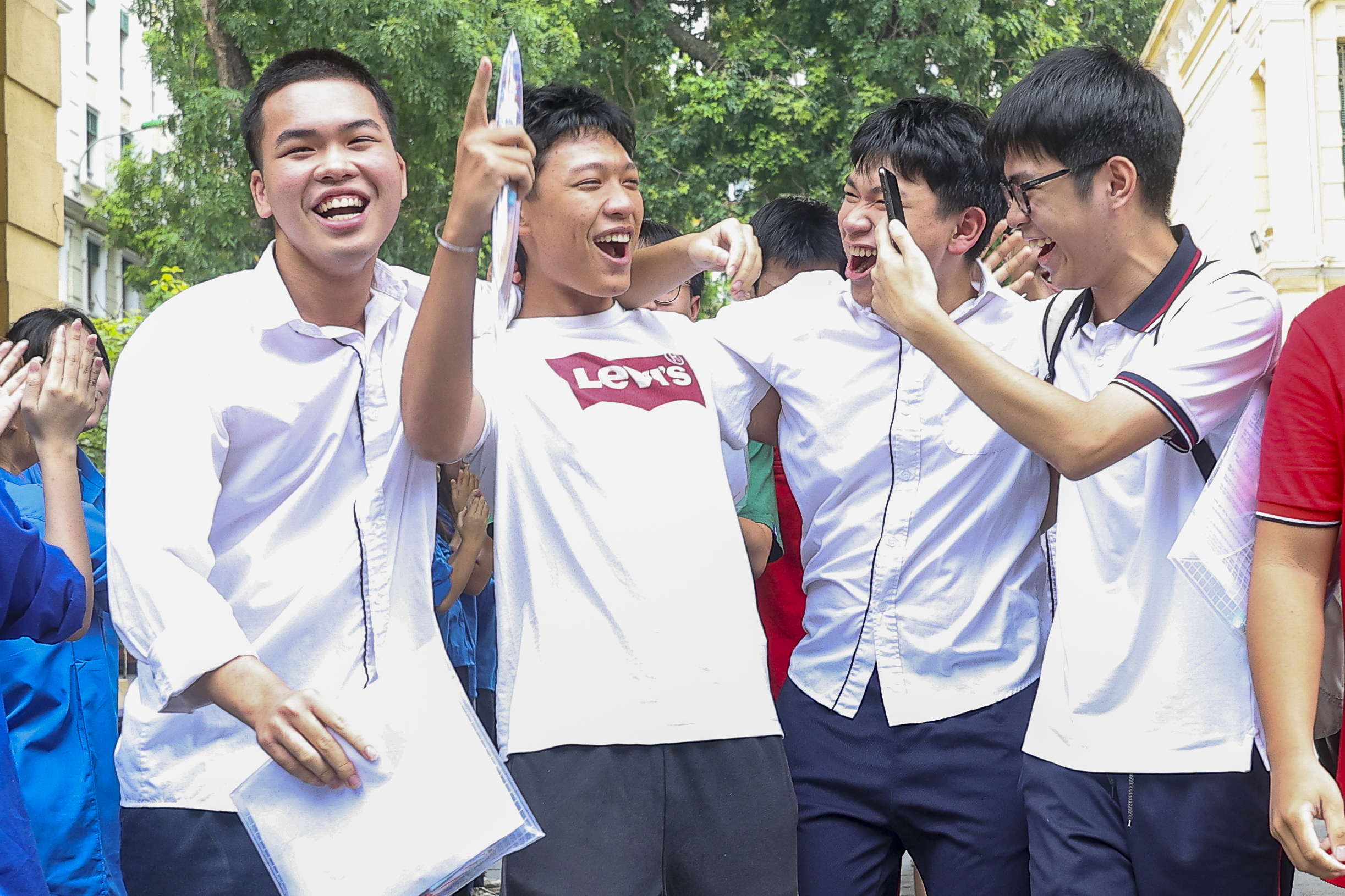 Sĩ tử vỡ òa đón sinh nhật ngay khi kết thúc kỳ thi tốt nghiệp THPT - Ảnh 4.