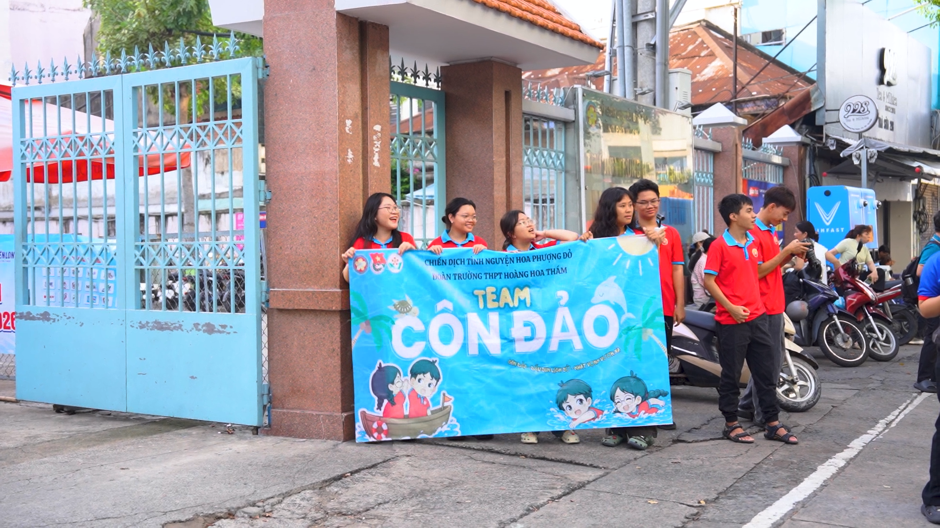 Tiếp sức mùa thi 2026: Sôi động 'Trạm ký gửi ước mơ' trước cổng trường TP.HCM - Ảnh 2.