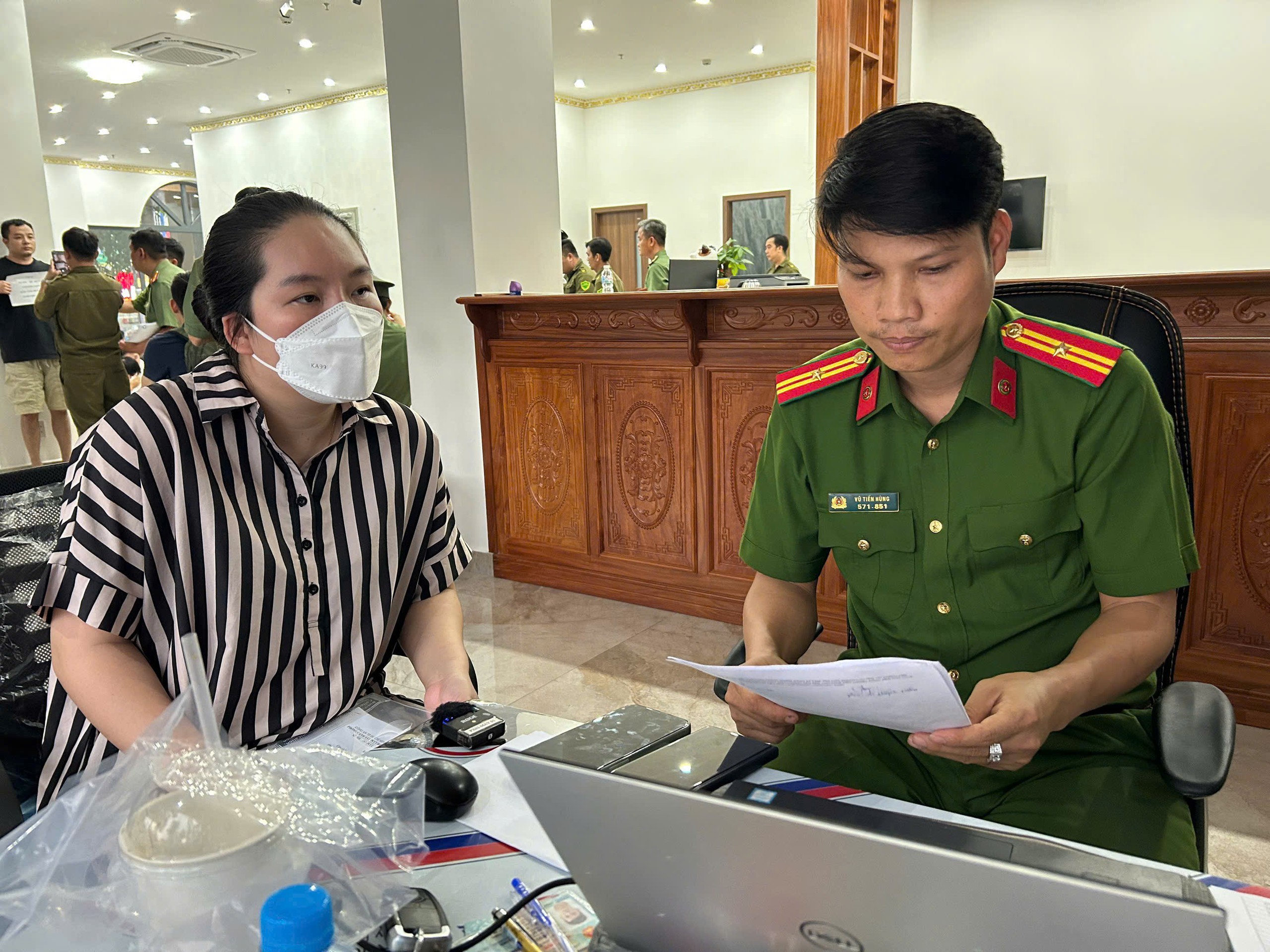 TP.HCM: Đột kích khách sạn, triệt phá 'đại bản doanh' lừa đảo của 83 người nước ngoài - Ảnh 3.