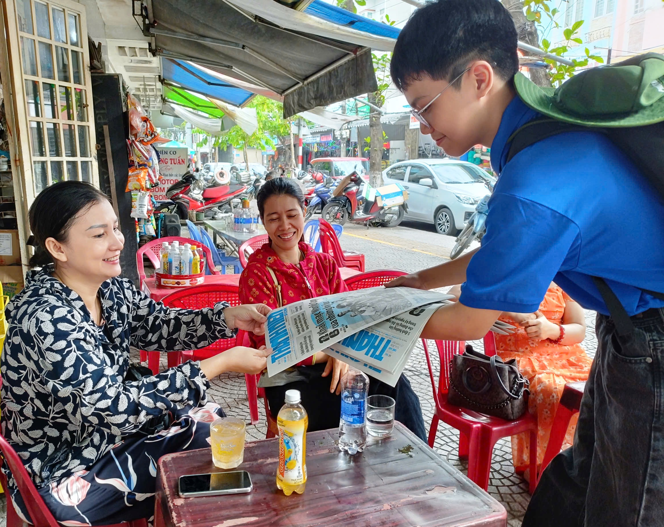 Thi tốt nghiệp THPT: Phụ huynh Đà Nẵng vơi bớt áp lực nhờ món quà ý nghĩa- Ảnh 5. Thi tốt nghiệp THPT: Phụ huynh Đà Nẵng vơi bớt áp lực nhờ món quà ý nghĩa- Ảnh 5.