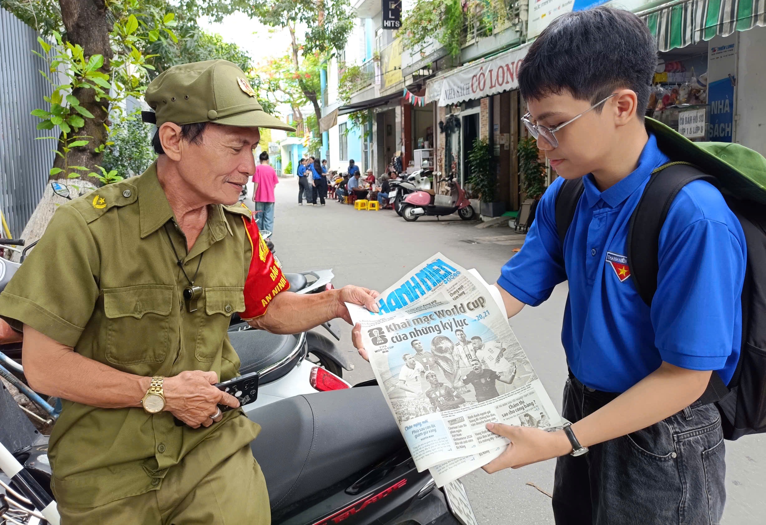 Thi tốt nghiệp THPT: Phụ huynh Đà Nẵng vơi bớt áp lực nhờ món quà ý nghĩa- Ảnh 7. Thi tốt nghiệp THPT: Phụ huynh Đà Nẵng vơi bớt áp lực nhờ món quà ý nghĩa- Ảnh 7.
