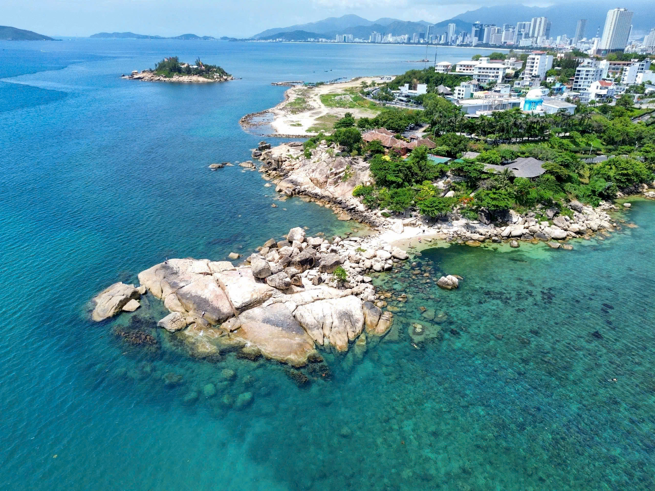 Bí ẩn bàn tay khổng lồ in sâu vào tảng đá ở Nha Trang- Ảnh 3. Bí ẩn bàn tay khổng lồ in sâu vào tảng đá ở Nha Trang- Ảnh 3.