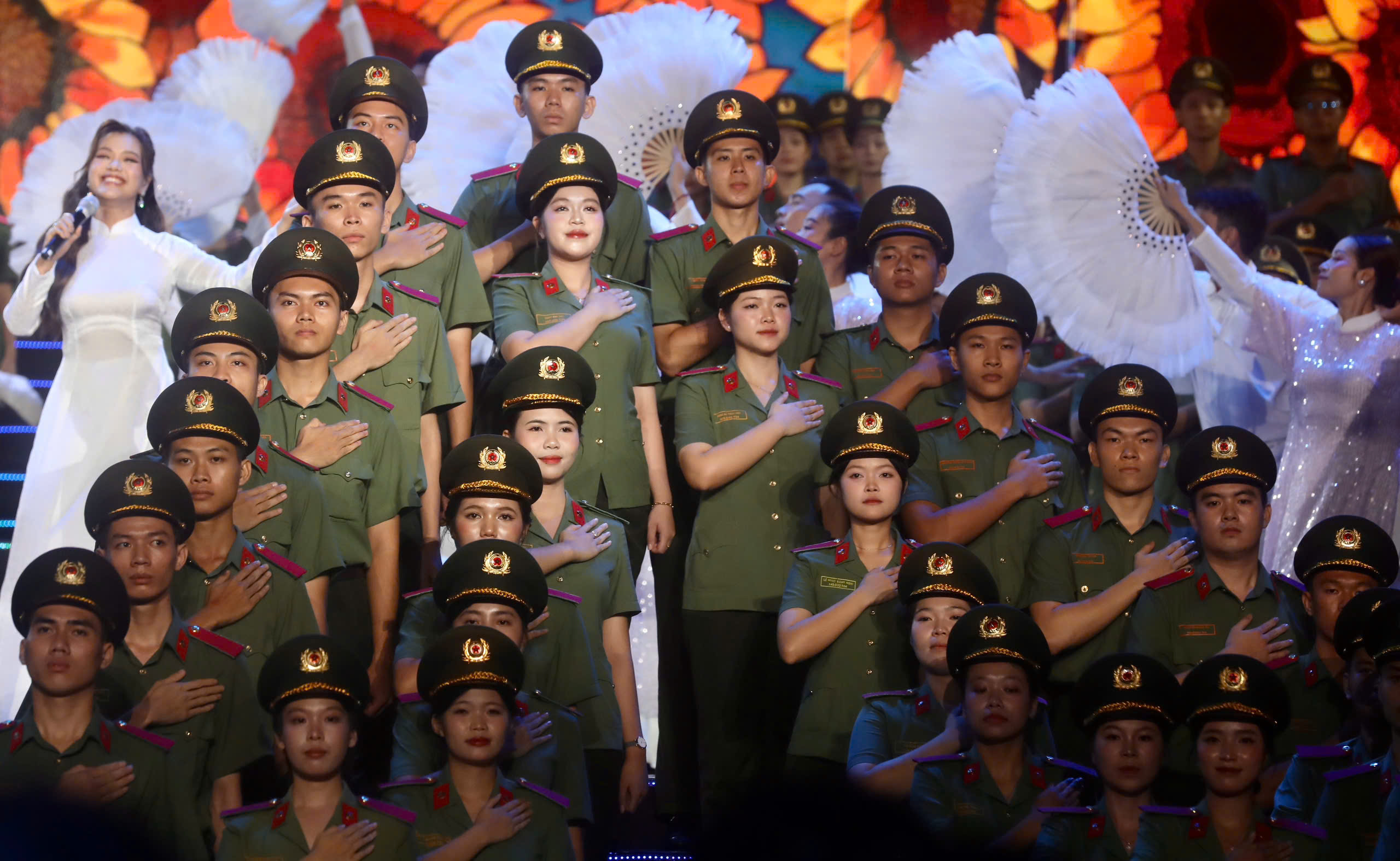 Người dân TP.HCM đội mưa xúc động theo dõi đêm Gala Tổ quốc bình yên- Ảnh 4. Người dân TP.HCM đội mưa xúc động theo dõi đêm Gala Tổ quốc bình yên- Ảnh 4.