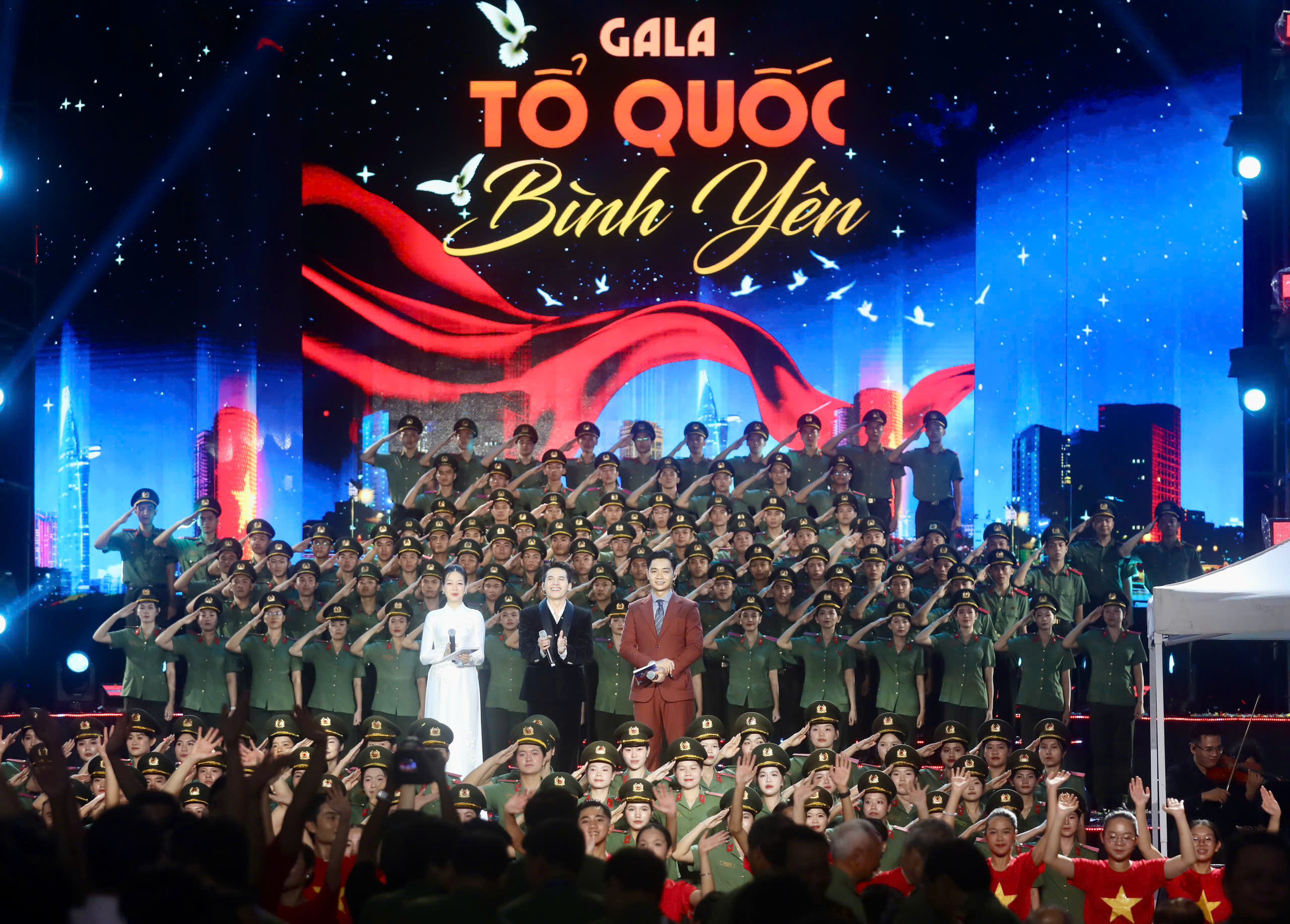Người dân TP.HCM đội mưa xúc động theo dõi đêm Gala Tổ quốc bình yên- Ảnh 3. Người dân TP.HCM đội mưa xúc động theo dõi đêm Gala Tổ quốc bình yên- Ảnh 3.