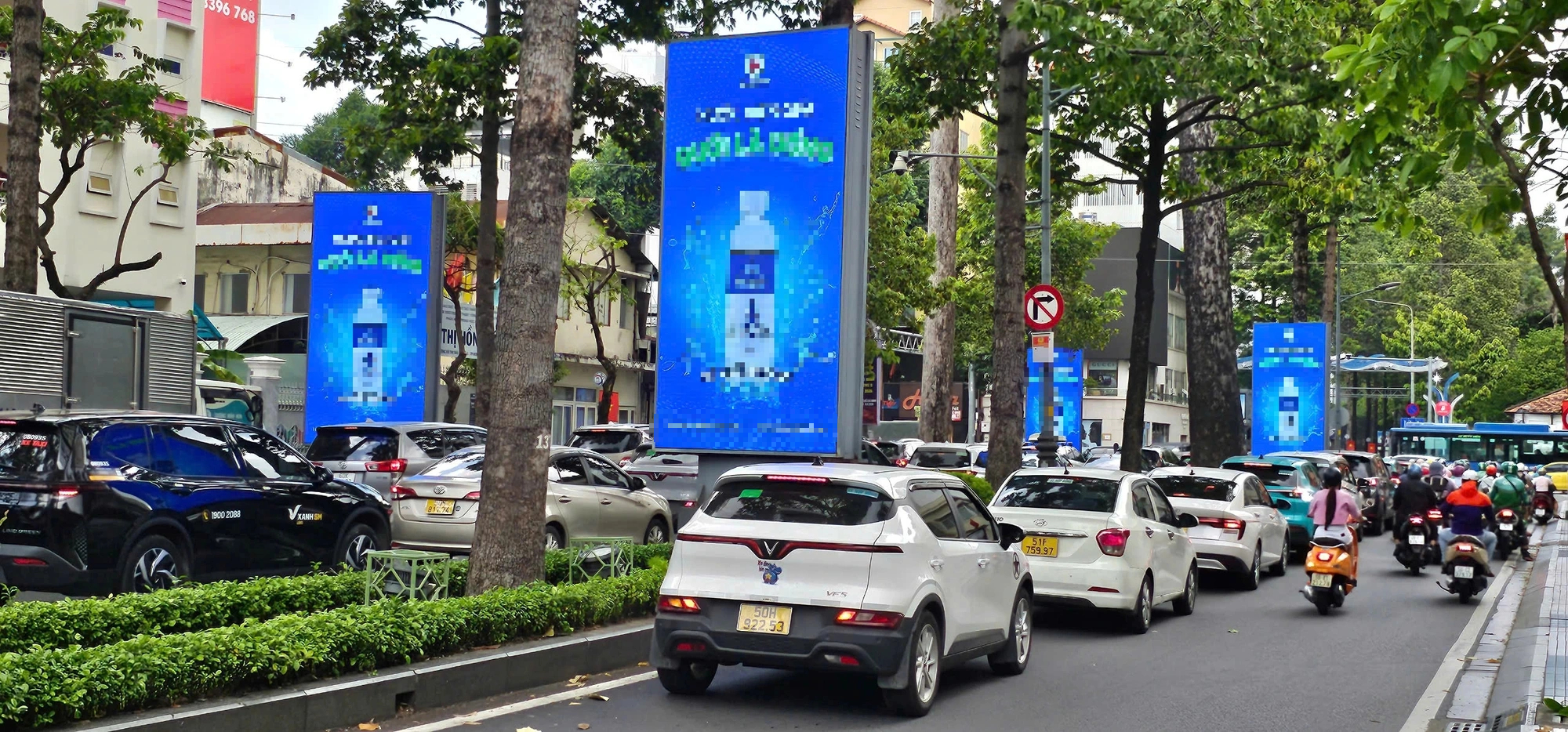 'Ma trận' biển quảng cáo ở trung tâm TP.HCM: Quyết liệt xử lý- Ảnh 2. 'Ma trận' biển quảng cáo ở trung tâm TP.HCM: Quyết liệt xử lý- Ảnh 2.