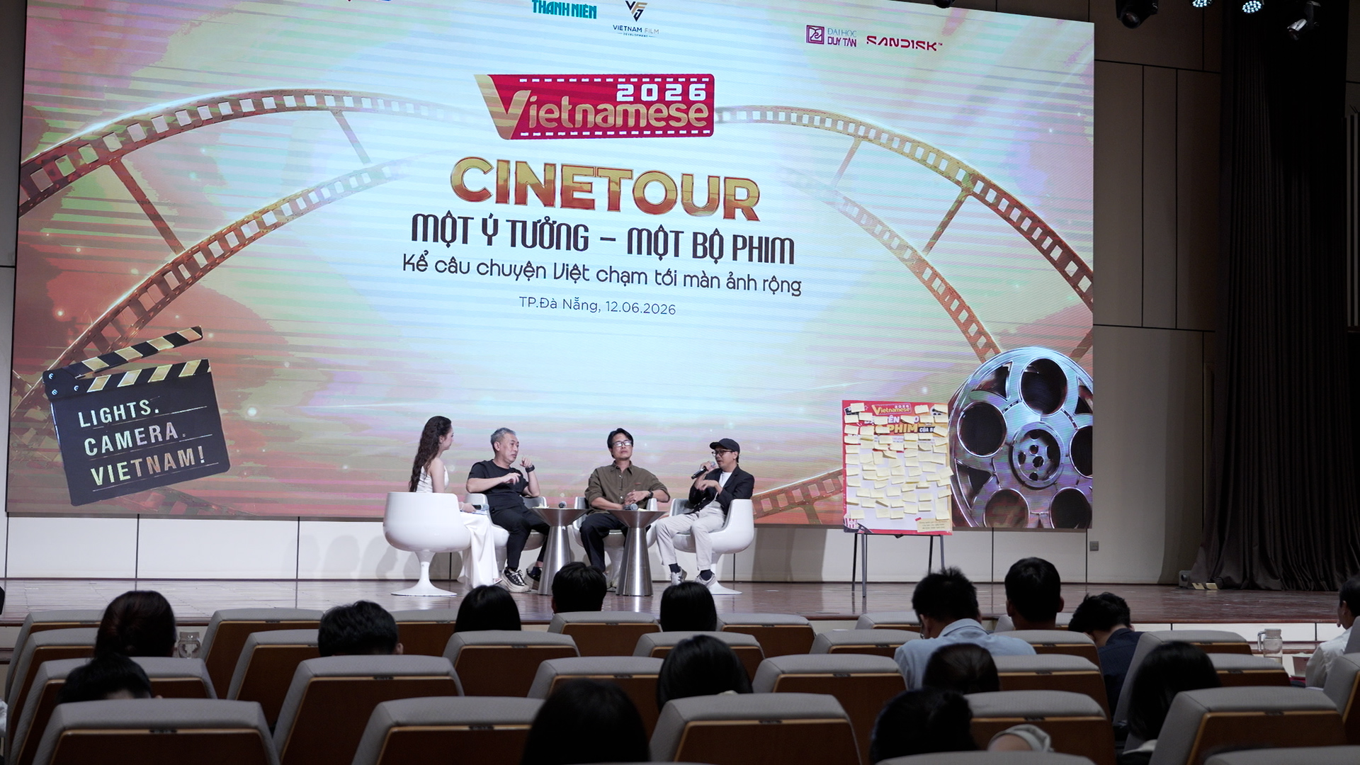 Sinh viên Duy Tân gặp gỡ đạo diễn trăm tỉ, bật mí giấc mơ làm phim đầy cảm xúc - Ảnh 1. Sinh viên Duy Tân gặp gỡ đạo diễn trăm tỉ, bật mí giấc mơ làm phim đầy cảm xúc - Ảnh 1.