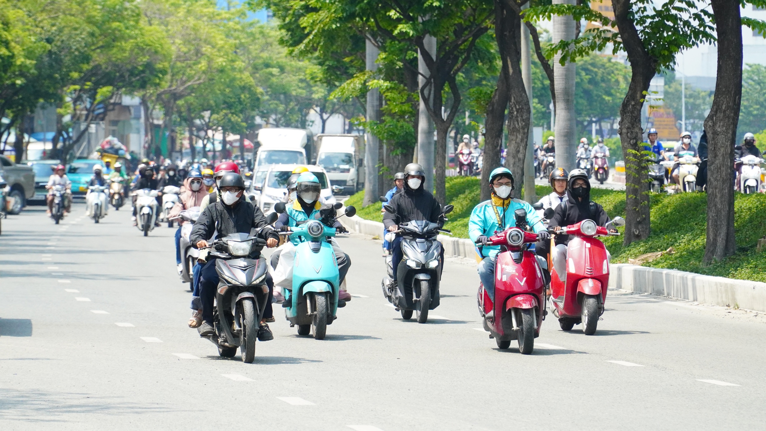 Đề xuất tài xế công nghệ đóng BHXH bắt buộc: Thêm gánh nặng hay thêm chỗ dựa? - Ảnh 1.