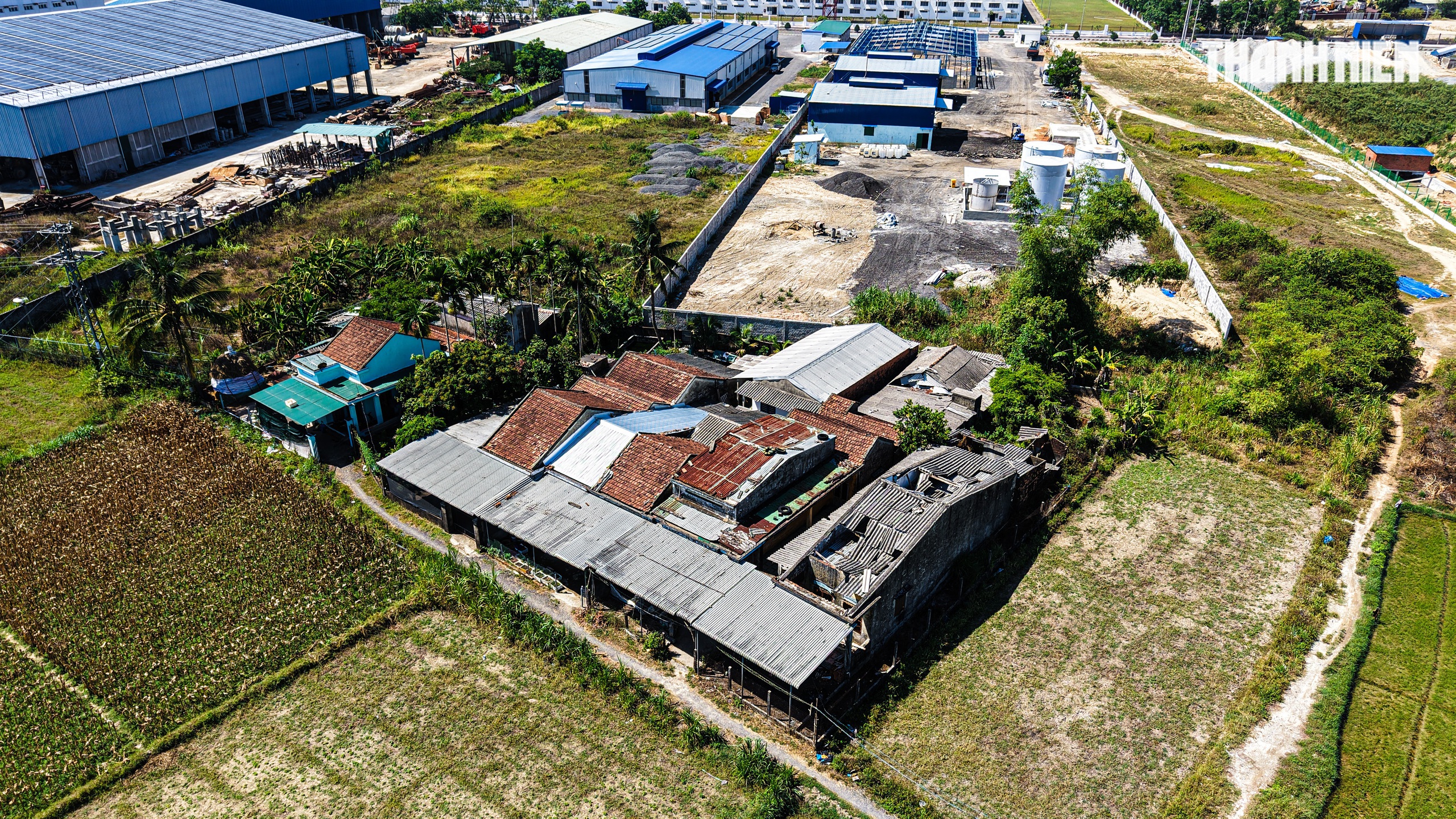 Bị 'treo' cạnh khu công nghiệp: 7 hộ dân mòn mỏi đợi nơi ở mới- Ảnh 1. Bị 'treo' cạnh khu công nghiệp: 7 hộ dân mòn mỏi đợi nơi ở mới- Ảnh 1.