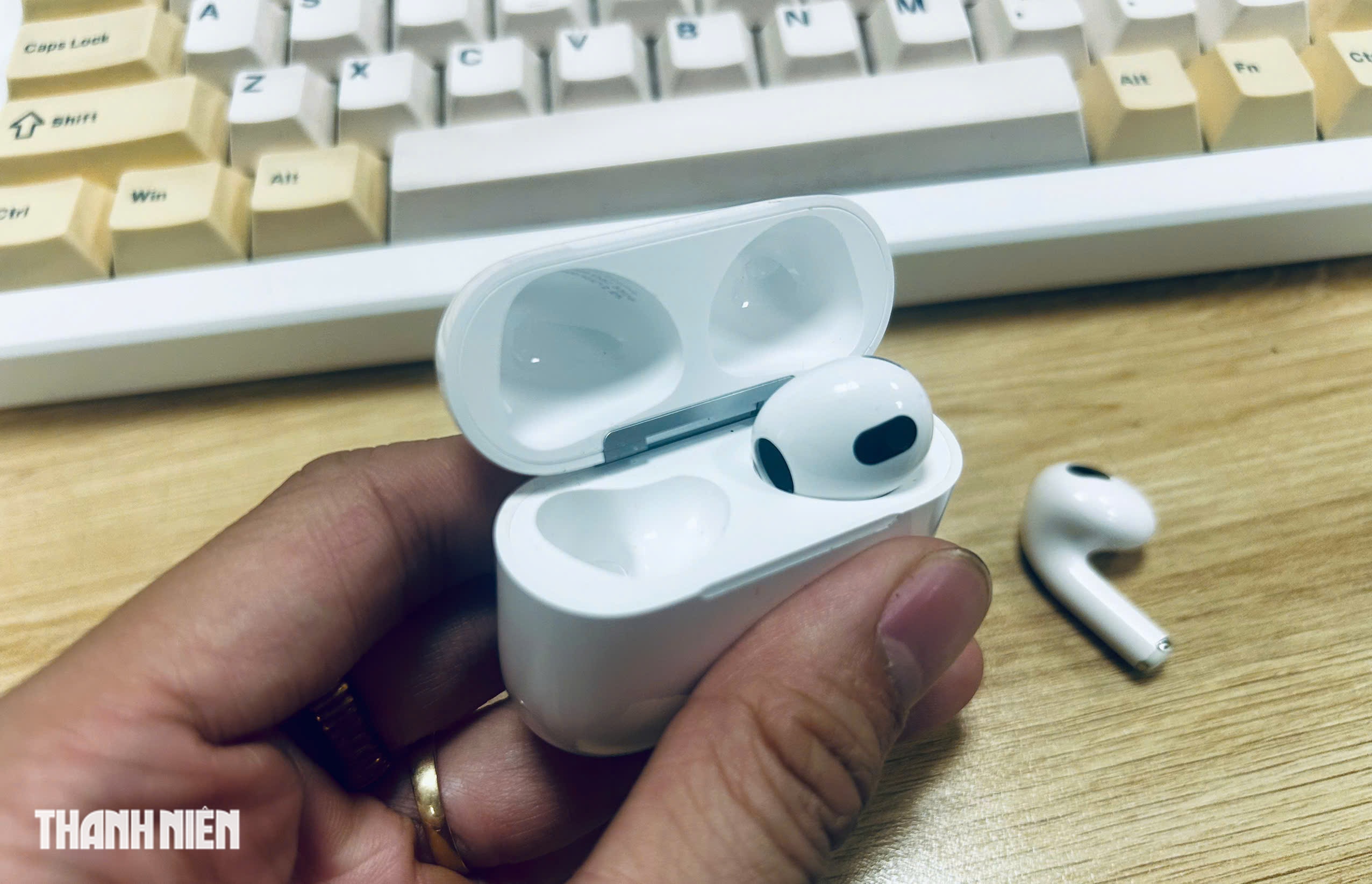 Mẹo đơn giản để cứu tai nghe AirPods 'dở chứng' trong vài giây - Ảnh 1.