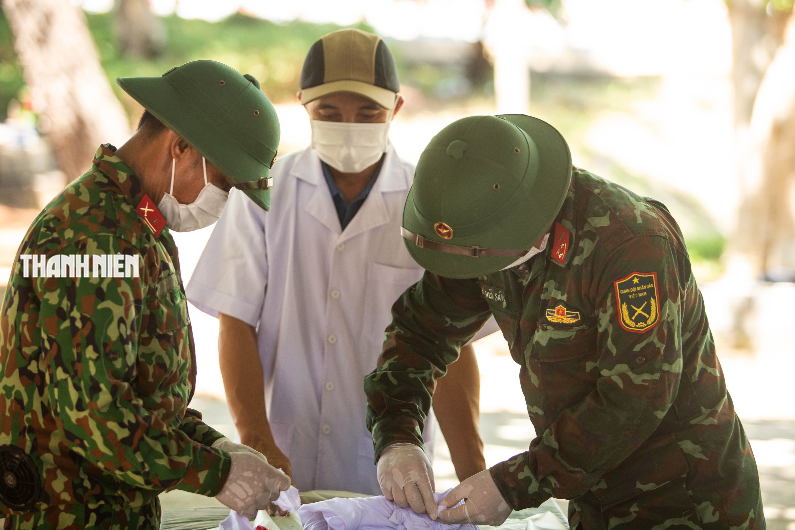 Bộ đội Quảng Trị phơi mình dưới nắng, nỗ lực 'trả lại tên' cho những liệt sĩ- Ảnh 9.