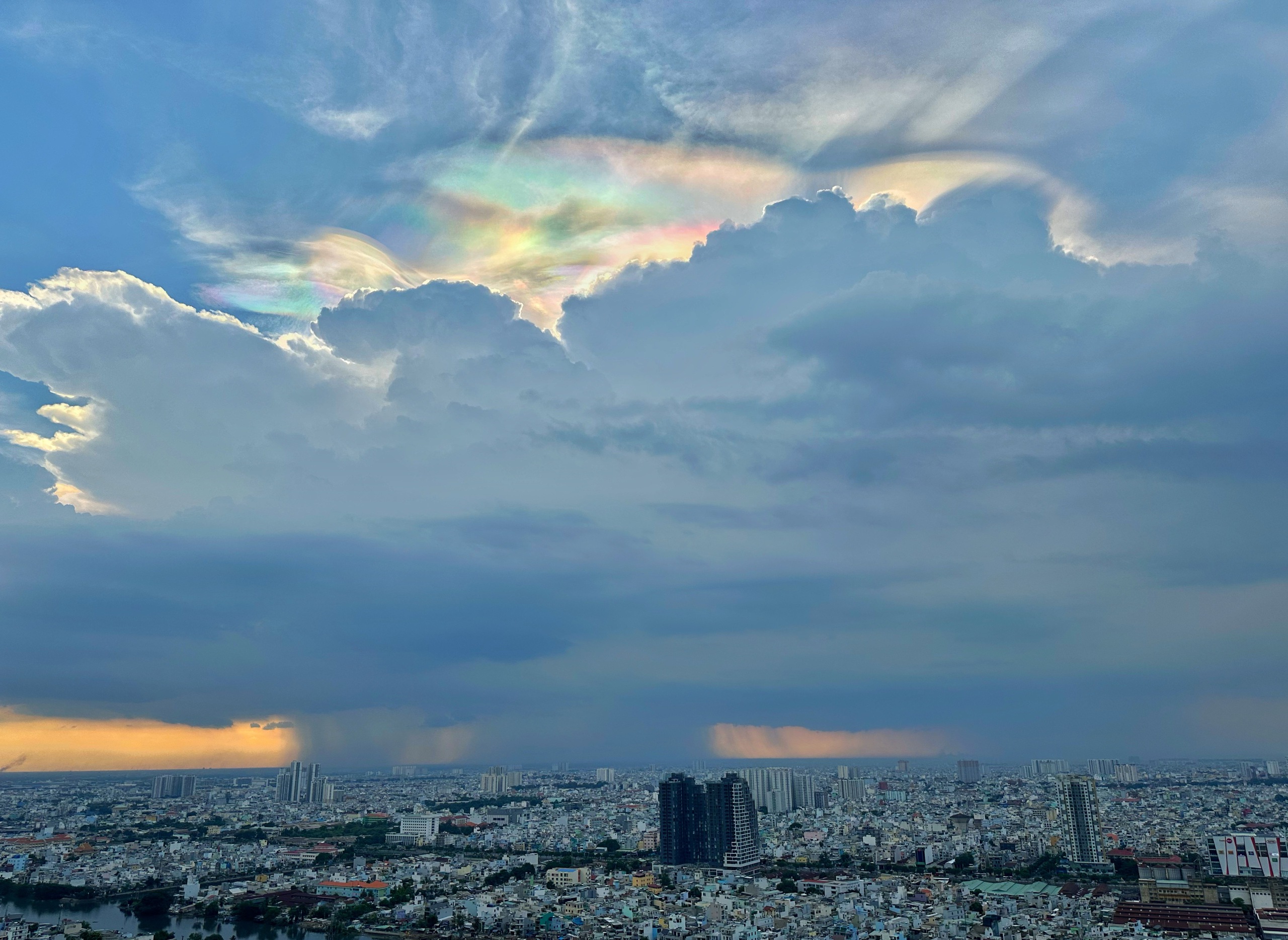 Thời tiết TP.HCM chiều nay mưa lớn, nhiều người bất ngờ thấy đ&aacute;m m&acirc;y nhiều m&agrave;u sắc - Ảnh 1.
