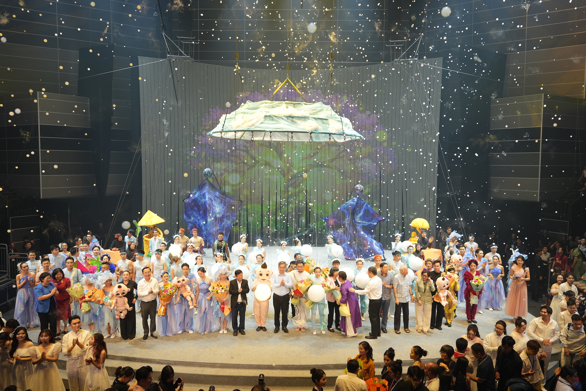 'Mơ show' mở màn hoành tráng, mãn nhãn tại rạp xiếc 'nghìn tỉ' mới của TP.HCM - Ảnh 1.