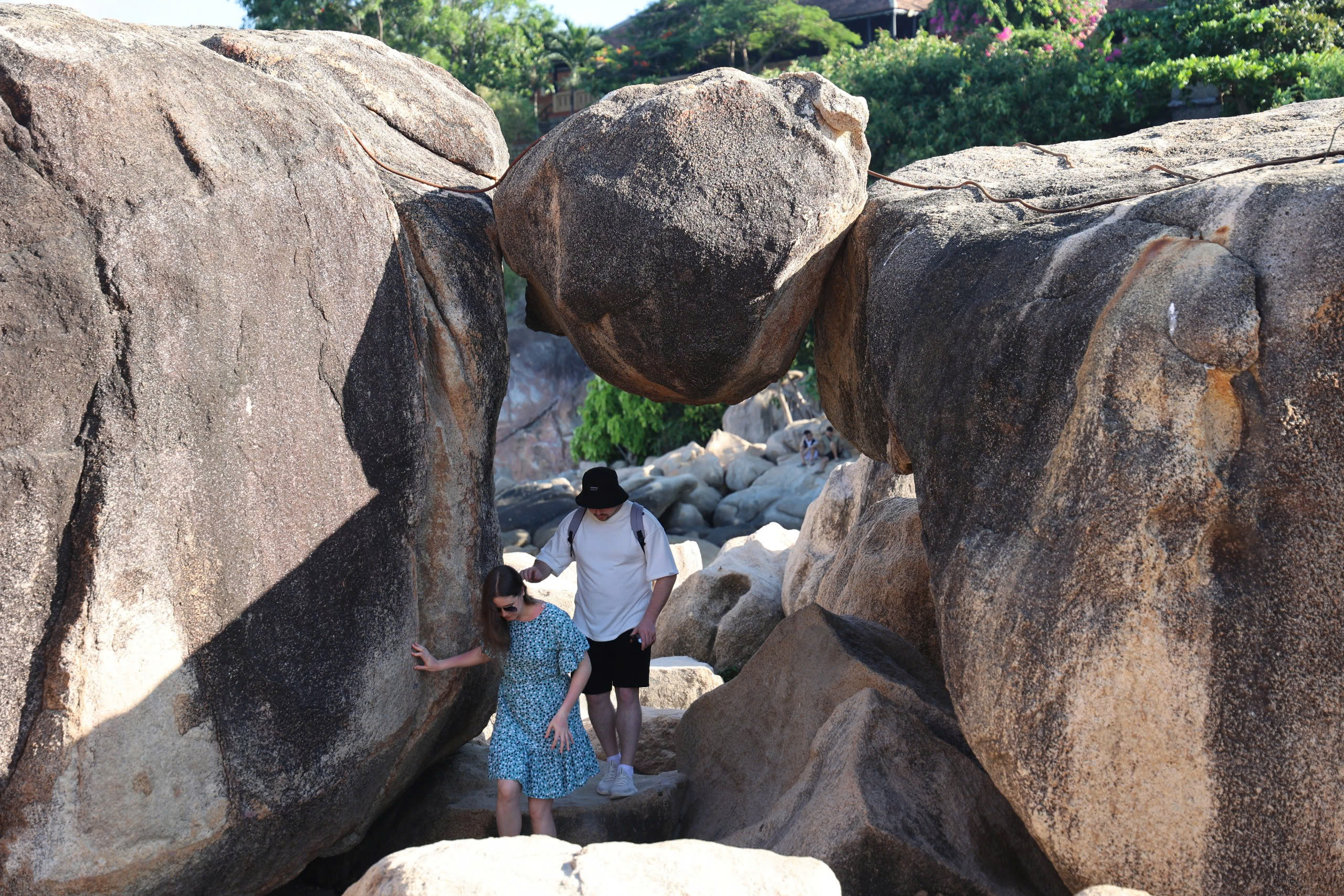 Bí ẩn bàn tay khổng lồ in sâu vào tảng đá ở Nha Trang- Ảnh 4. Bí ẩn bàn tay khổng lồ in sâu vào tảng đá ở Nha Trang- Ảnh 4.