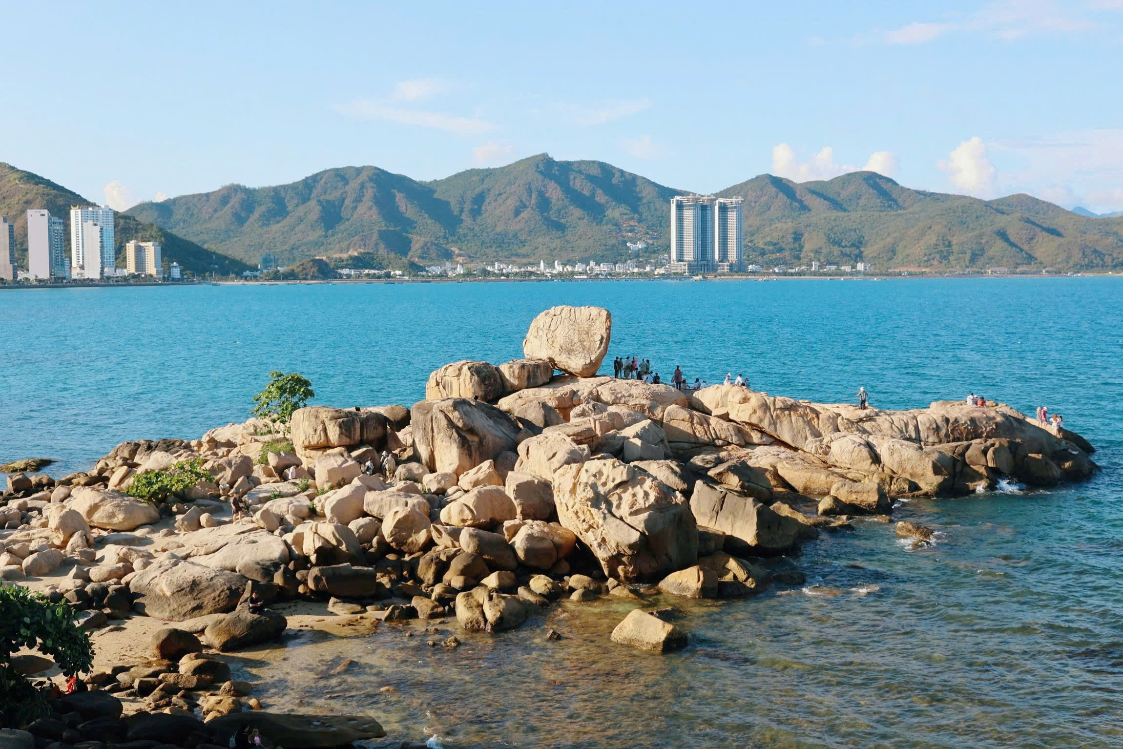 Bí ẩn bàn tay khổng lồ in sâu vào tảng đá ở Nha Trang- Ảnh 1. Bí ẩn bàn tay khổng lồ in sâu vào tảng đá ở Nha Trang- Ảnh 1.
