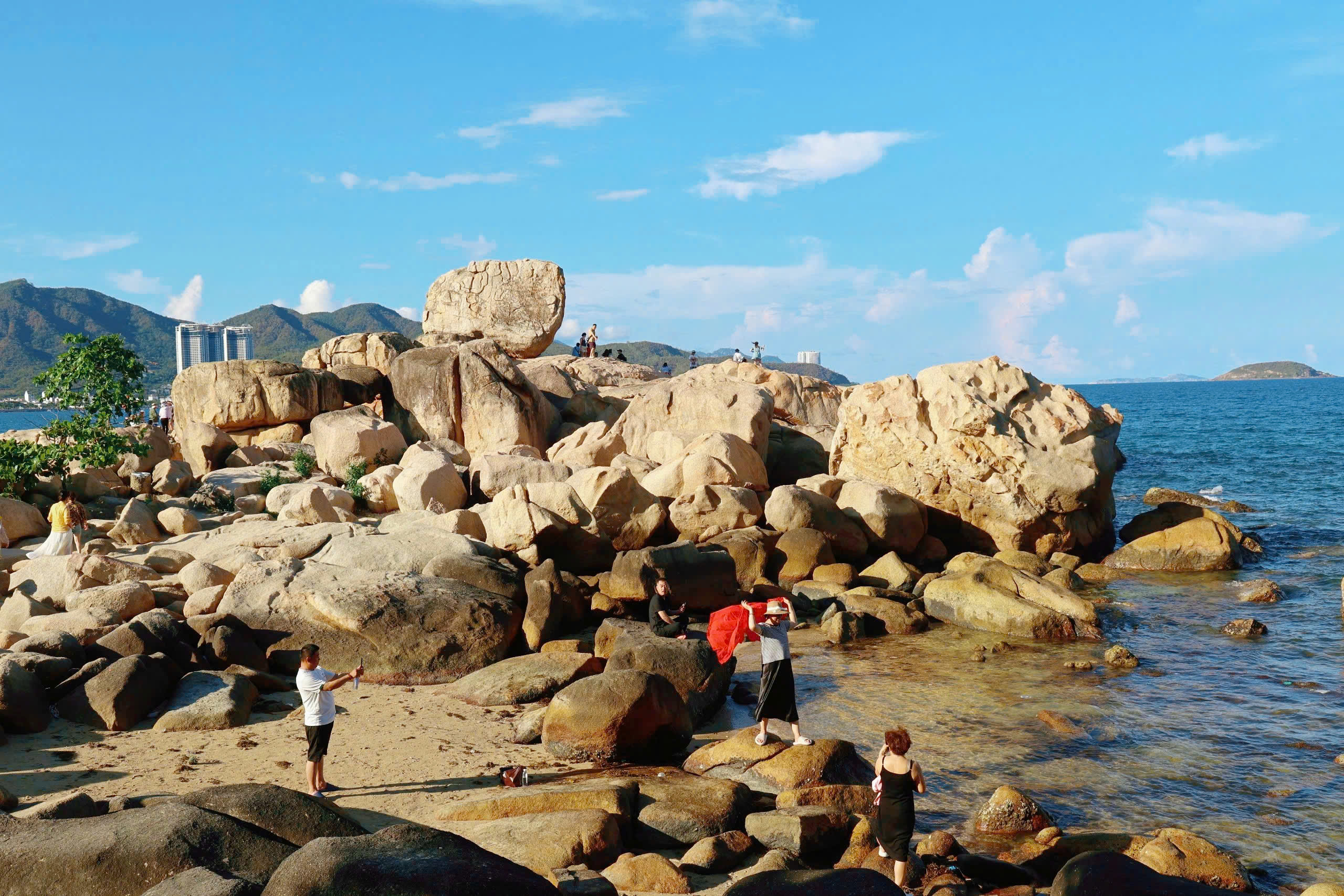 Bí ẩn bàn tay khổng lồ in sâu vào tảng đá ở Nha Trang- Ảnh 6. Bí ẩn bàn tay khổng lồ in sâu vào tảng đá ở Nha Trang- Ảnh 6.