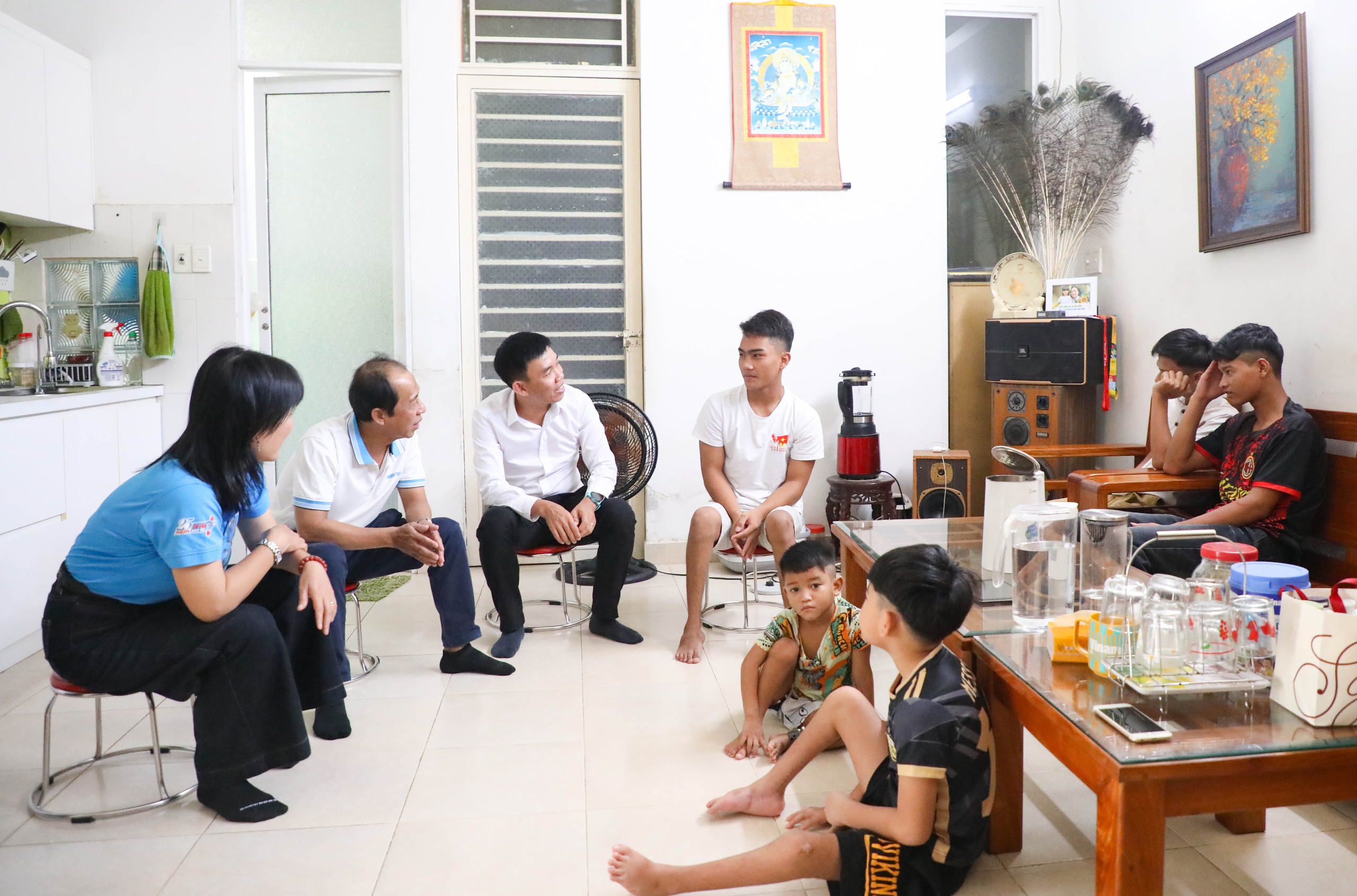 'Ông bụt' viết chuyện cổ tích giữa đại ngàn - Ảnh 1.