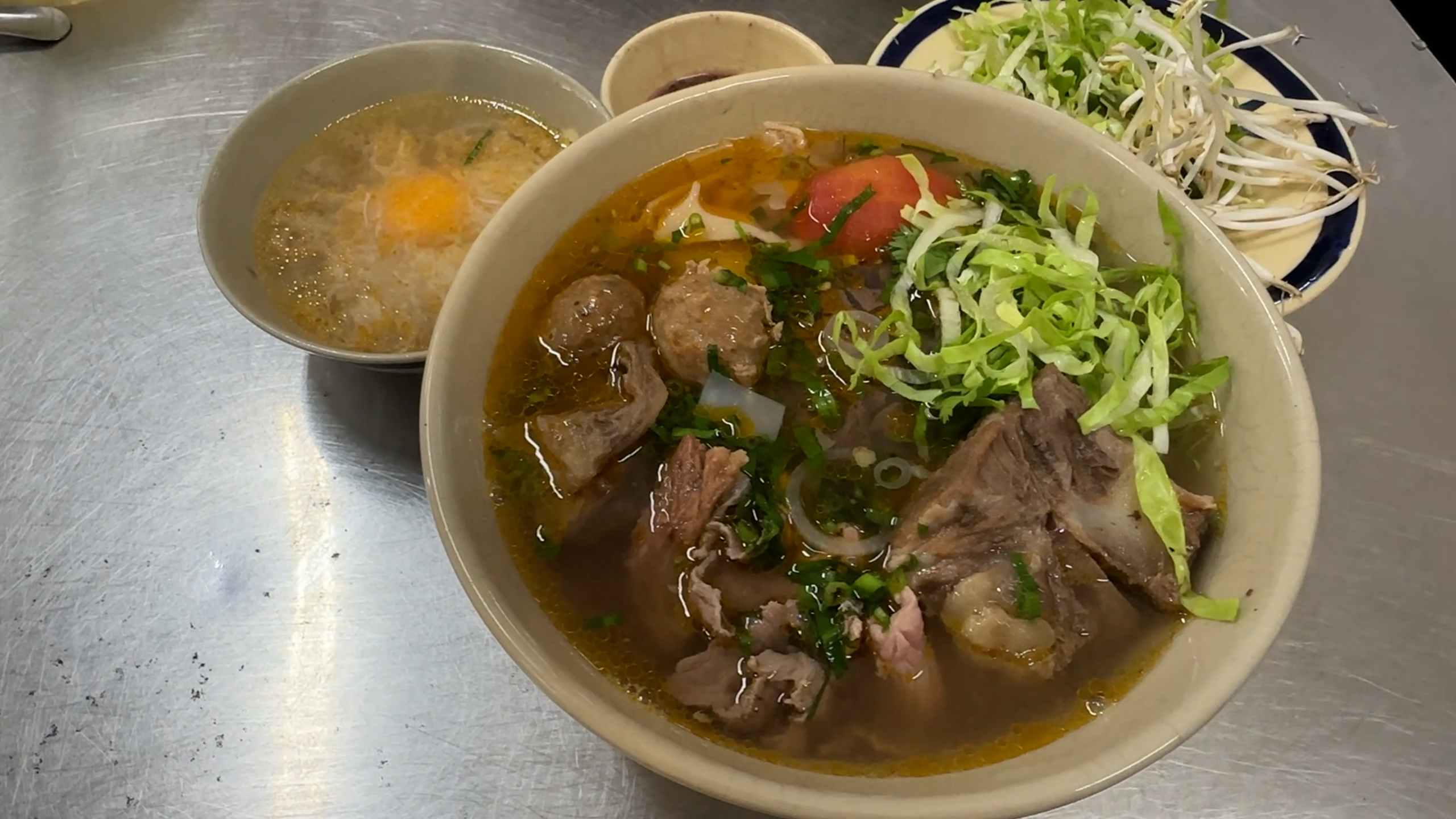 Bún măng bò độc lạ và lời hứa 14 năm cho chữ 'tình' - Ảnh 1.