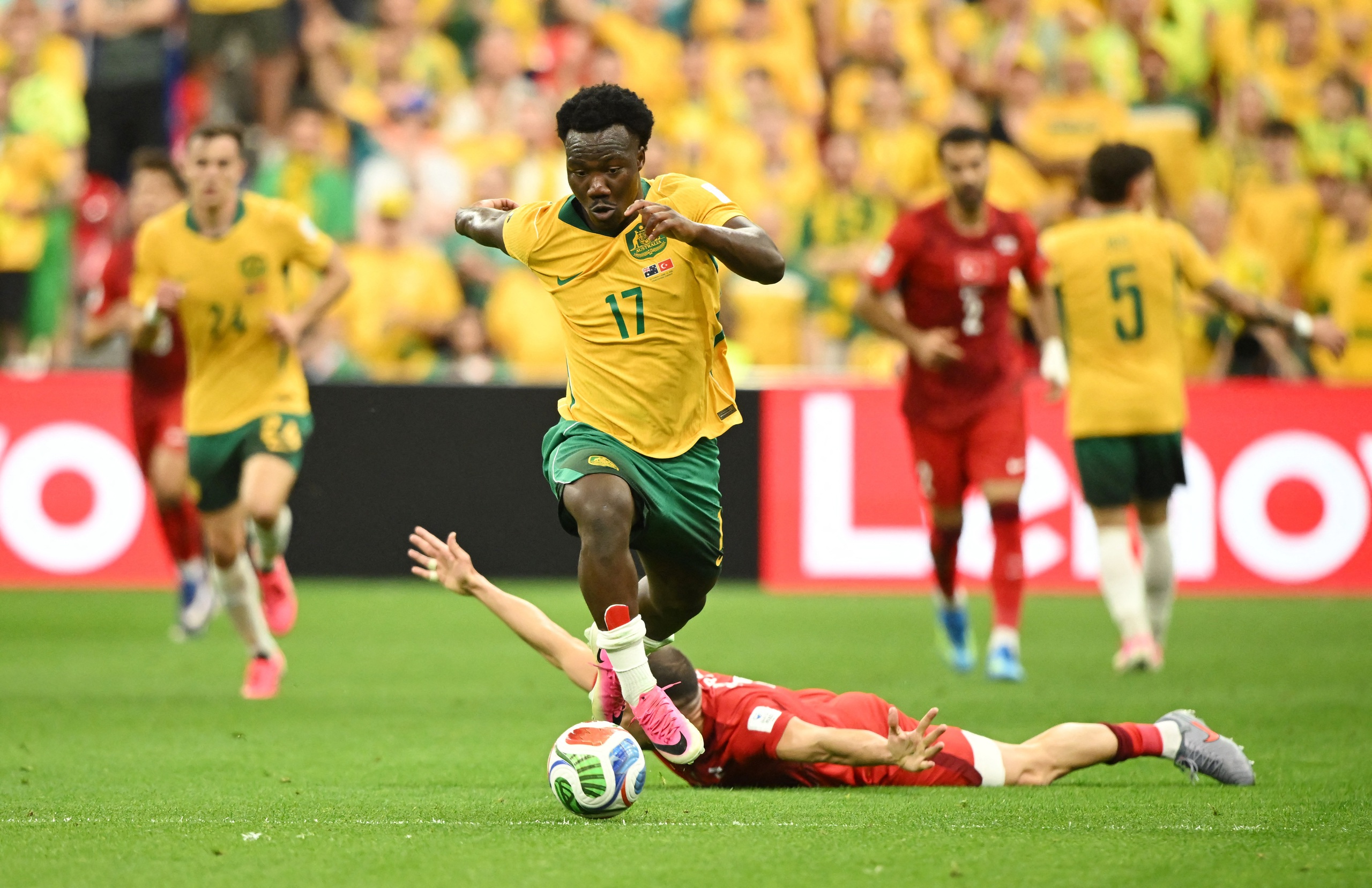 Úc phá dớp ngoạn mục tại World Cup, thắng Thổ Nhĩ Kỳ 2-0 ...