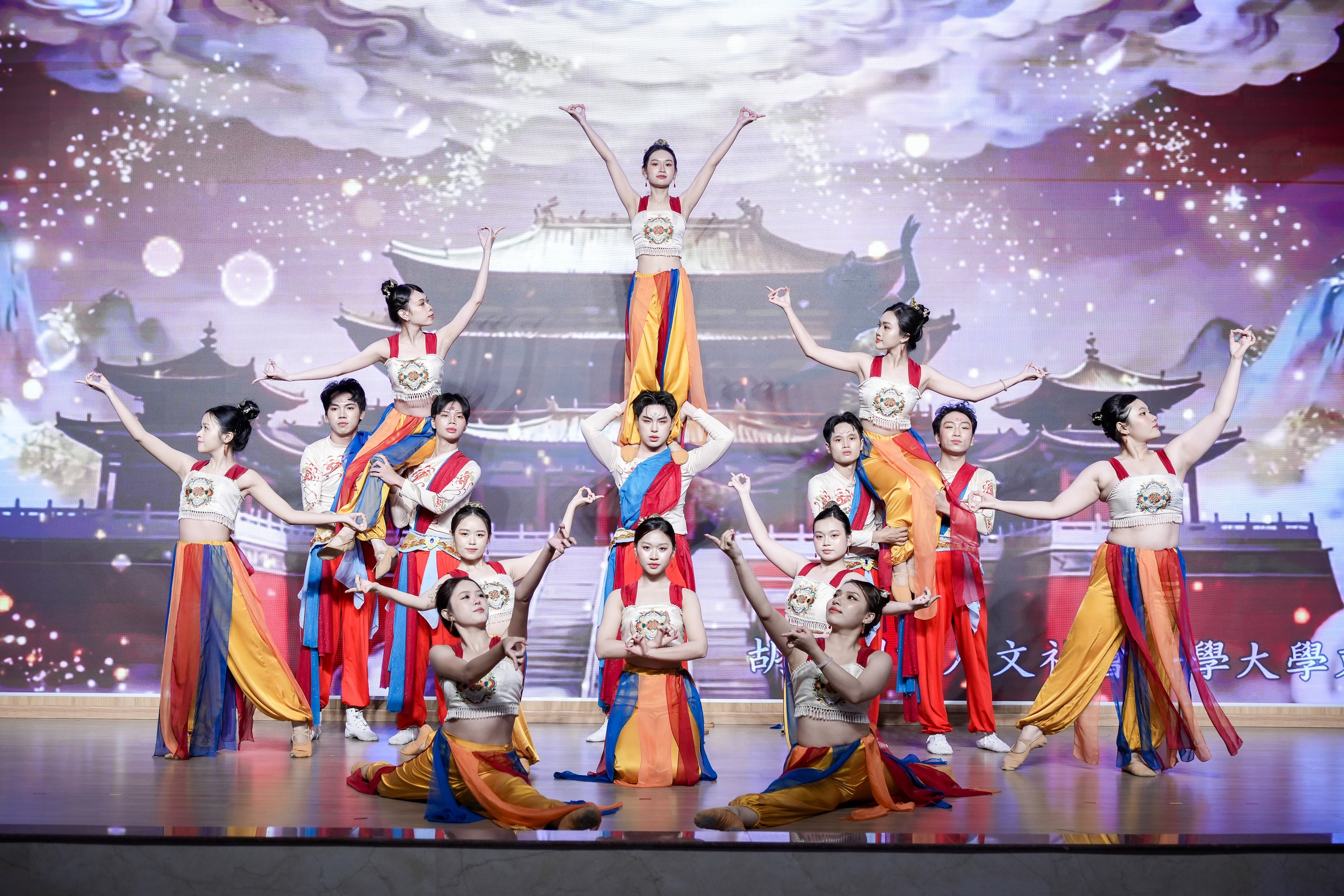 Chung kết hội thi văn nghệ Việt – Trung: Nơi sinh viên kết nối và lan tỏa - Ảnh 2.