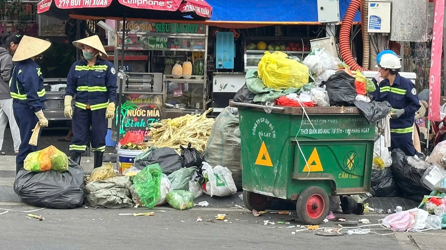 Khẩn trương thu gom rác ùn ứ ở Đà Lạt sau khi nhà máy rác mở cửa - Ảnh 3.