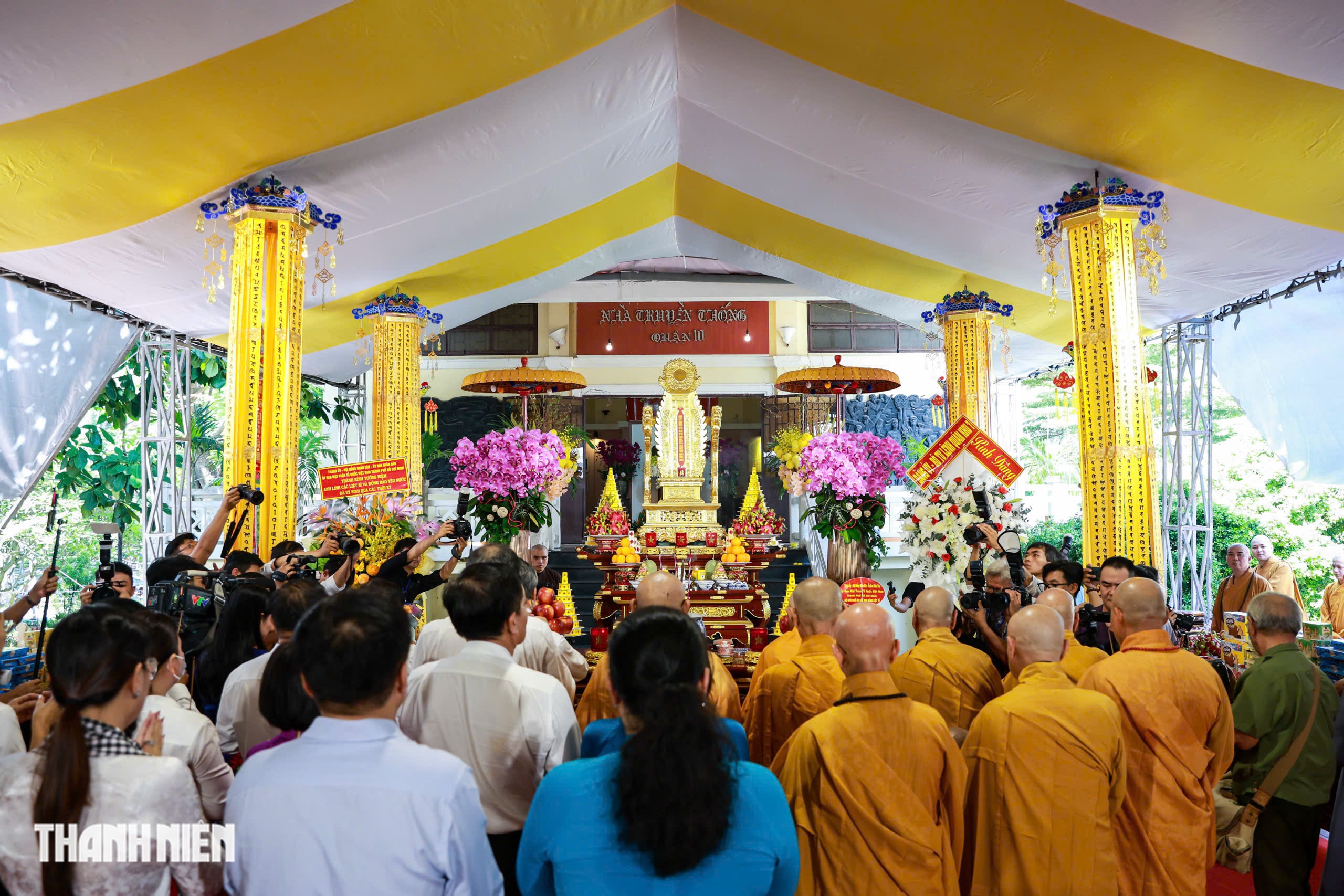Phật giáo TP.HCM trang nghiêm tưởng niệm, cầu siêu liệt sĩ tại công viên Lê Thị Riêng - Ảnh 2.