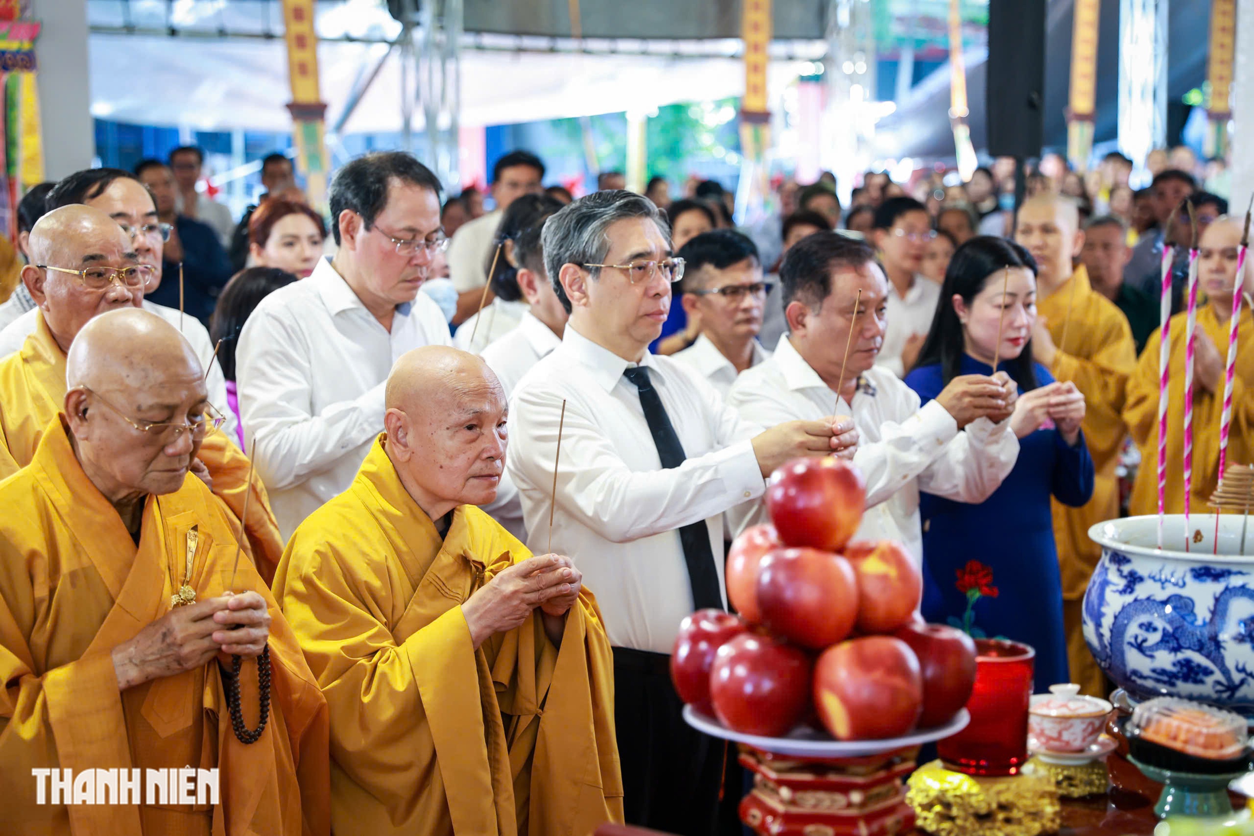 Phật giáo TP.HCM trang nghiêm tưởng niệm, cầu siêu liệt sĩ tại công viên Lê Thị Riêng - Ảnh 1.