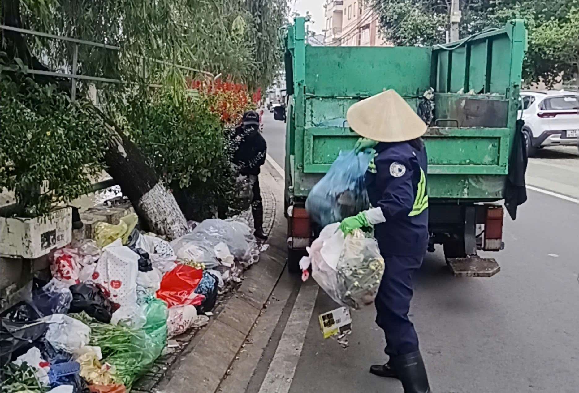 Khẩn trương thu gom rác ùn ứ ở Đà Lạt sau khi nhà máy rác mở cửa - Ảnh 8.