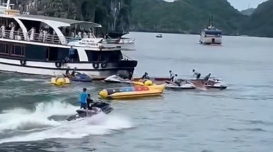 Lật tàu chở 11 khách trên vịnh Lan Hạ, 1 người tử vong - Ảnh 1.