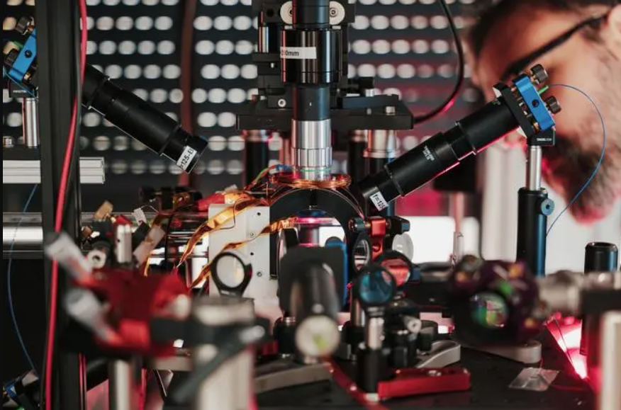 Scientists forge 24,000-atom mini universe that generates time without a single clock - Ảnh 1.