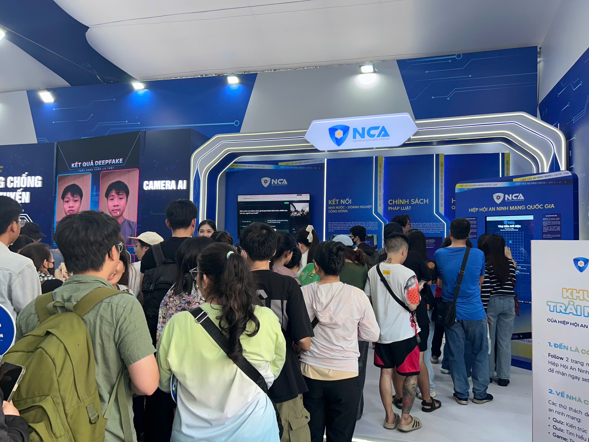 Xếp hàng dài bên trong 'Bức tường An ninh mạng' giữa Phố đi bộ Nguyễn Huệ - Ảnh 1. Xếp hàng dài bên trong 'Bức tường An ninh mạng' giữa Phố đi bộ Nguyễn Huệ - Ảnh 1.