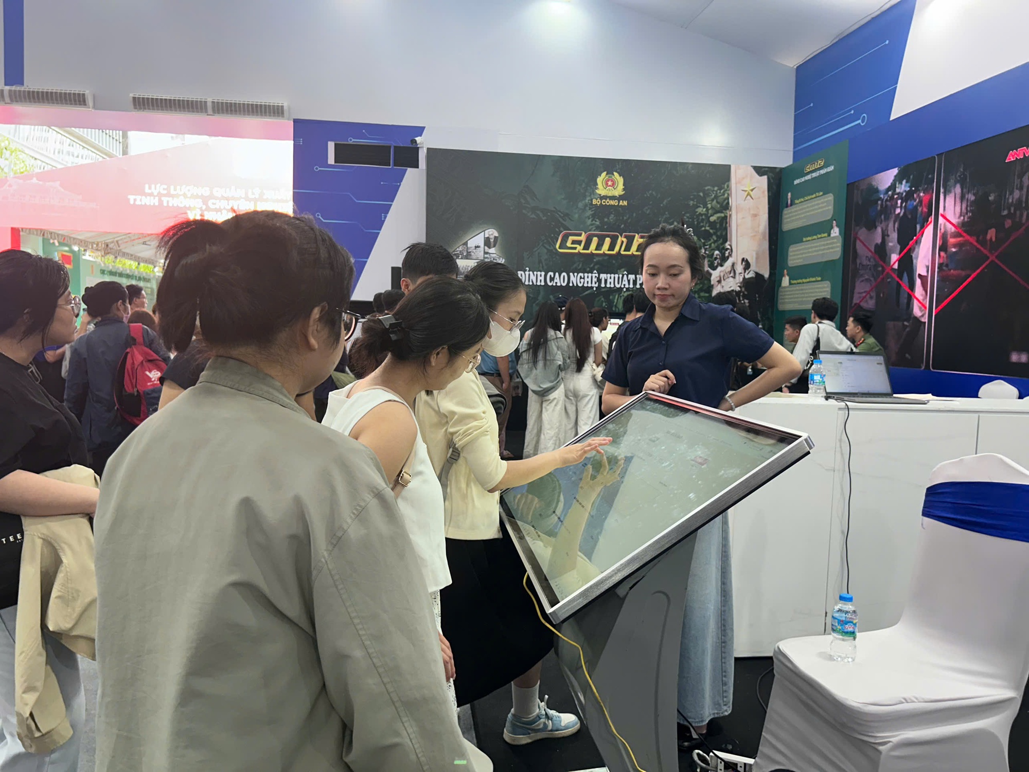 Xếp hàng dài bên trong 'Bức tường An ninh mạng' giữa Phố đi bộ Nguyễn Huệ - Ảnh 2. Xếp hàng dài bên trong 'Bức tường An ninh mạng' giữa Phố đi bộ Nguyễn Huệ - Ảnh 2.