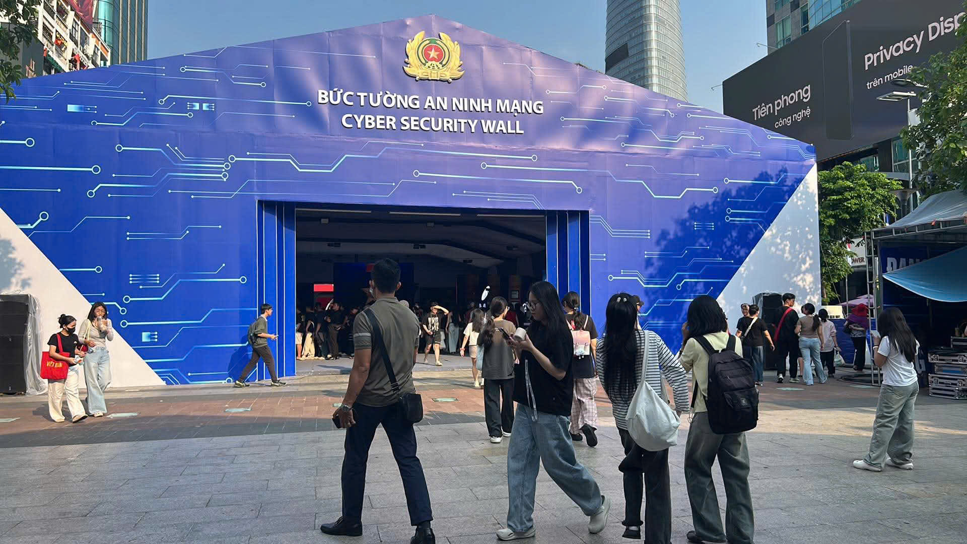 Xếp hàng dài bên trong 'Bức tường An ninh mạng' giữa Phố đi bộ Nguyễn Huệ - Ảnh 3. Xếp hàng dài bên trong 'Bức tường An ninh mạng' giữa Phố đi bộ Nguyễn Huệ - Ảnh 3.