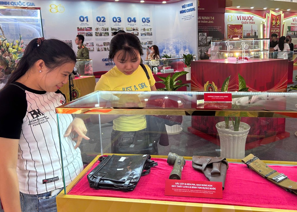 Xếp hàng dài bên trong 'Bức tường An ninh mạng' giữa Phố đi bộ Nguyễn Huệ - Ảnh 6. Xếp hàng dài bên trong 'Bức tường An ninh mạng' giữa Phố đi bộ Nguyễn Huệ - Ảnh 6.