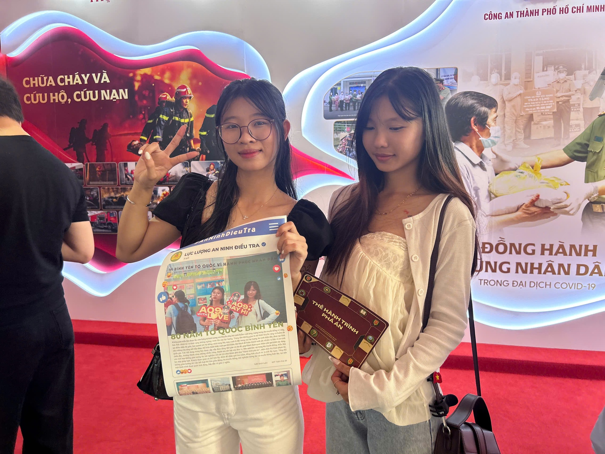Xếp hàng dài bên trong 'Bức tường An ninh mạng' giữa Phố đi bộ Nguyễn Huệ - Ảnh 7. Xếp hàng dài bên trong 'Bức tường An ninh mạng' giữa Phố đi bộ Nguyễn Huệ - Ảnh 7.