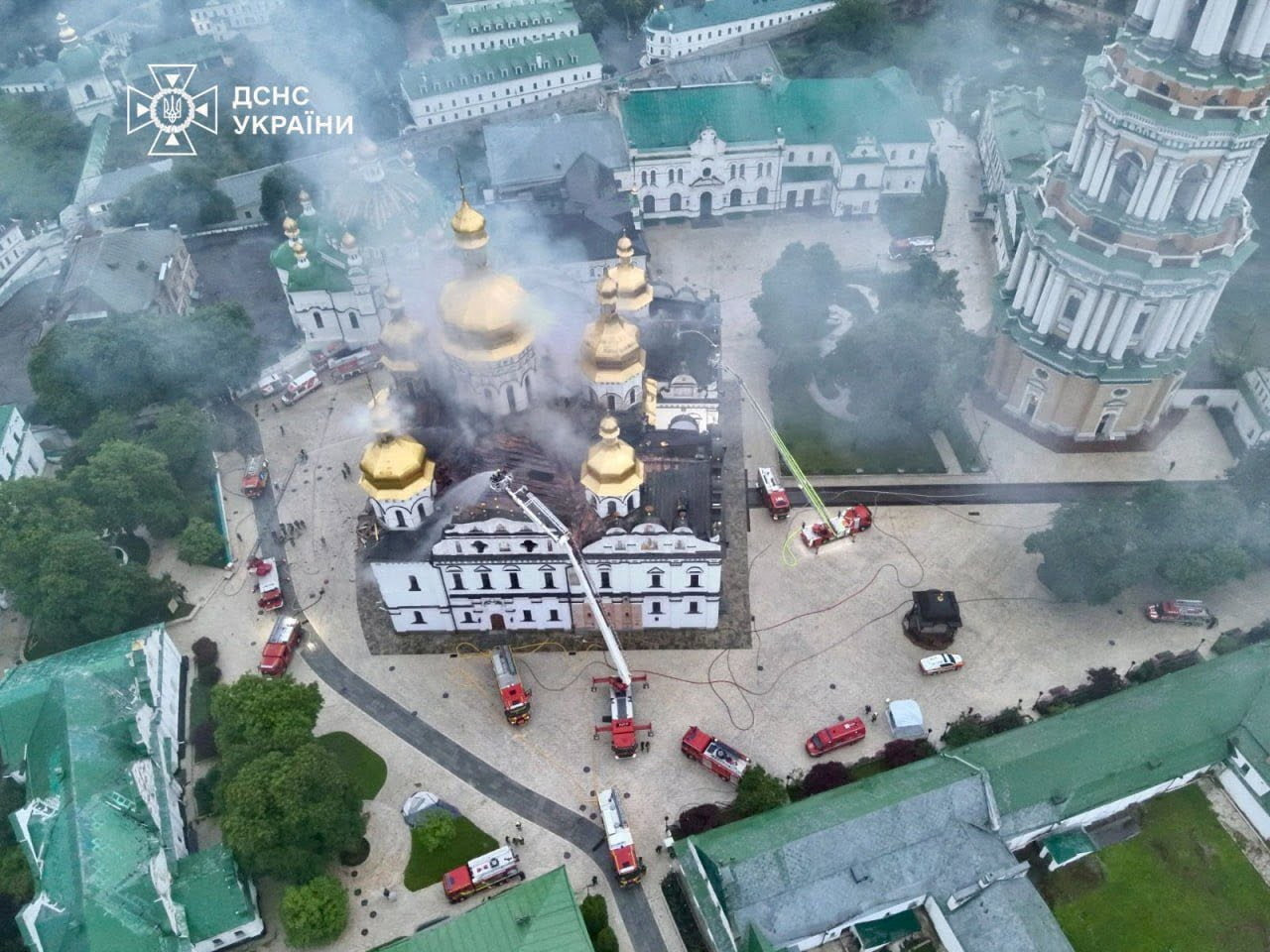 Nga nói tên lửa Mỹ gây cháy tu viện cổ của Ukraine - Ảnh 3.